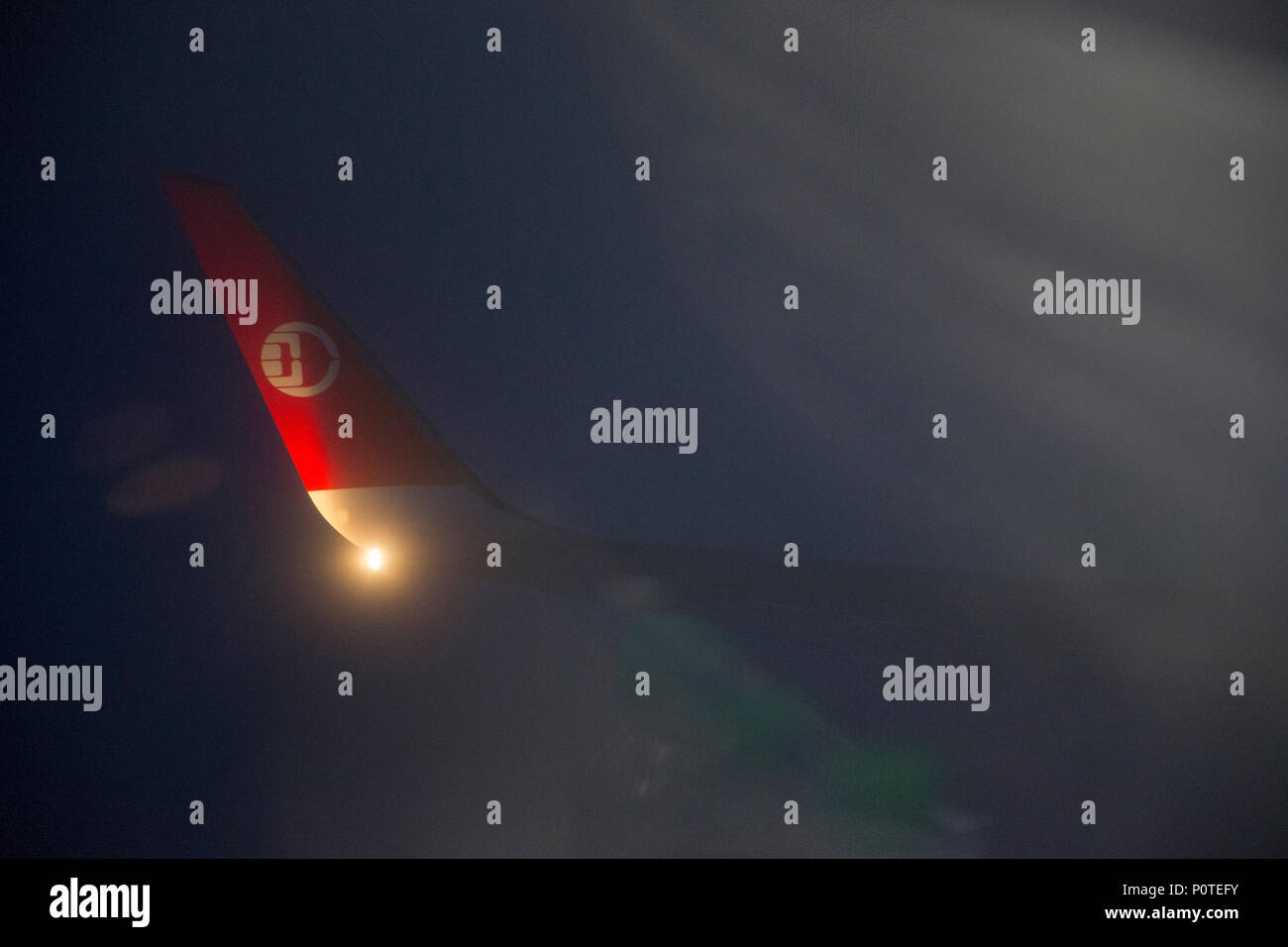 Vol du soir à bord d'un Boeing 737 Malaysian Airlines au départ de Phuket, Thailande. Le vol est à destination de Kuala Lumpur, Malaisie. Banque D'Images
