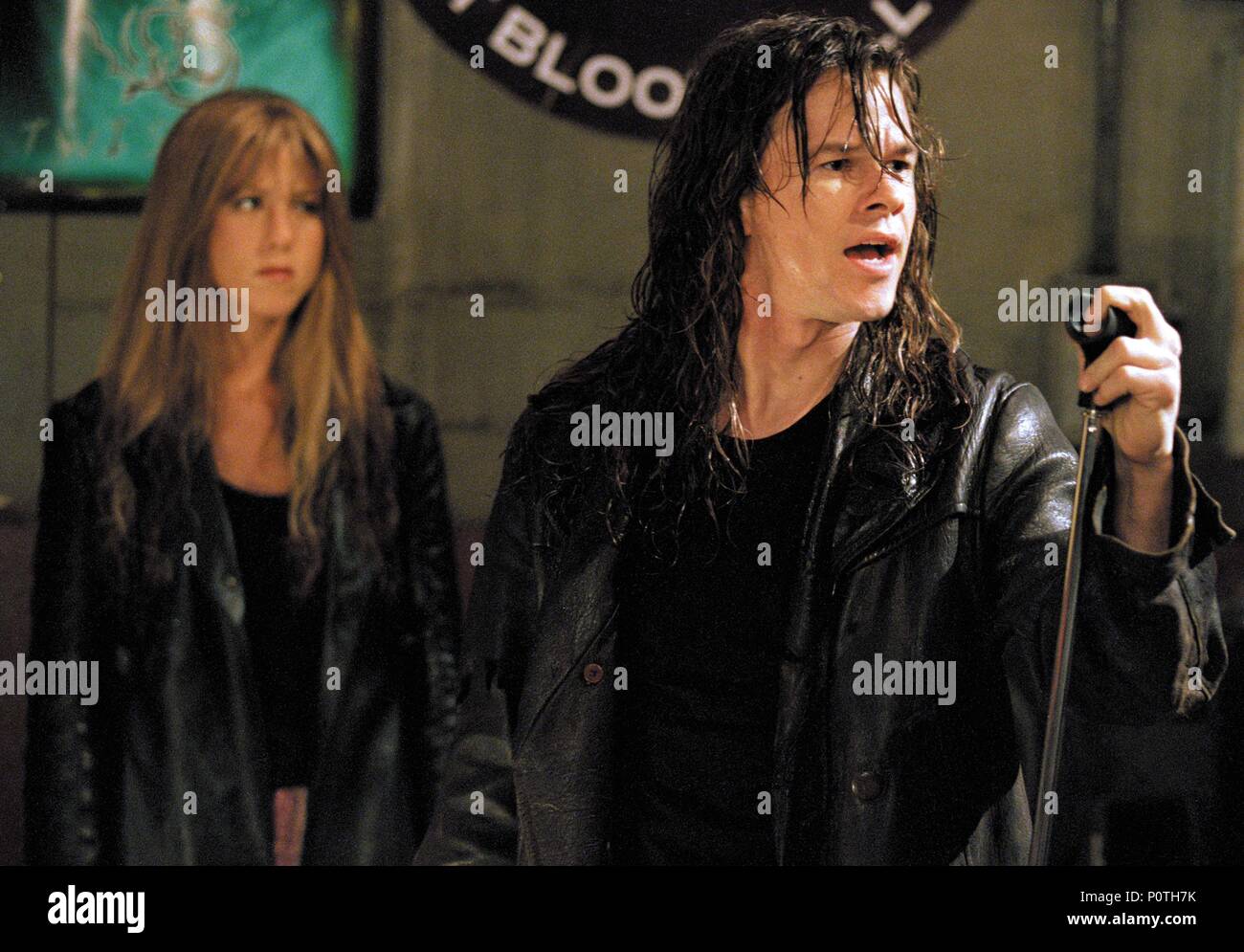 Titre original : star du rock. Titre en anglais : ROCK STAR. Directeur : Stephen Herek Film. Année : 2001. Stars : Jennifer Aniston, Mark Wahlberg. Credit : WARNER BROS. Album de photos / Banque D'Images