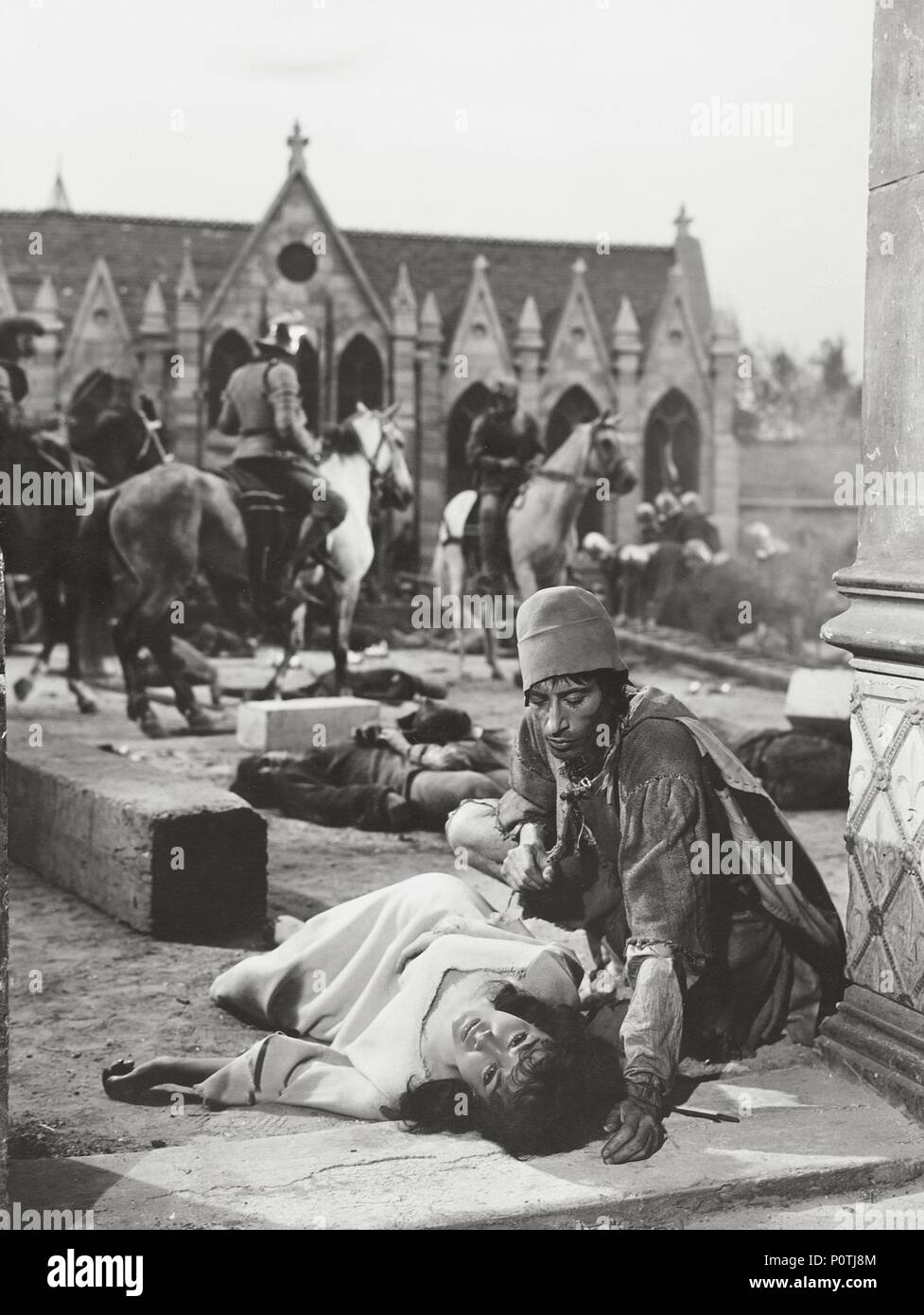 Titre du film d'origine : NOTRE DAME DE PARIS. Titre en anglais : Le Bossu de Notre-Dame. Directeur du film : JEAN DELANNOY. Année : 1956. Stars : Gina Lollobrigida. Credit : PARIS-FILM PRODUCTIONS/Allied Artists, Raymond Voinquel / Album / Banque D'Images