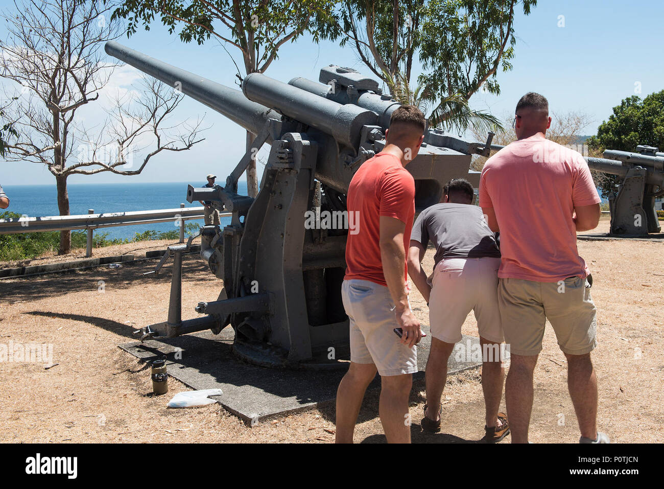 Les Marines américains avec le 4e Régiment de Marines, basée à Okinawa, Japon, tour des remparts d'artillerie sur l'île de Corregidor, Cavite, le 5 mai 2017. Le 4e Régiment de Marines Marines ont visité l'île d'apprendre l'histoire et du patrimoine de leur unité, qui a joué un rôle majeur dans la bataille de la Seconde Guerre mondiale en 1942. Banque D'Images