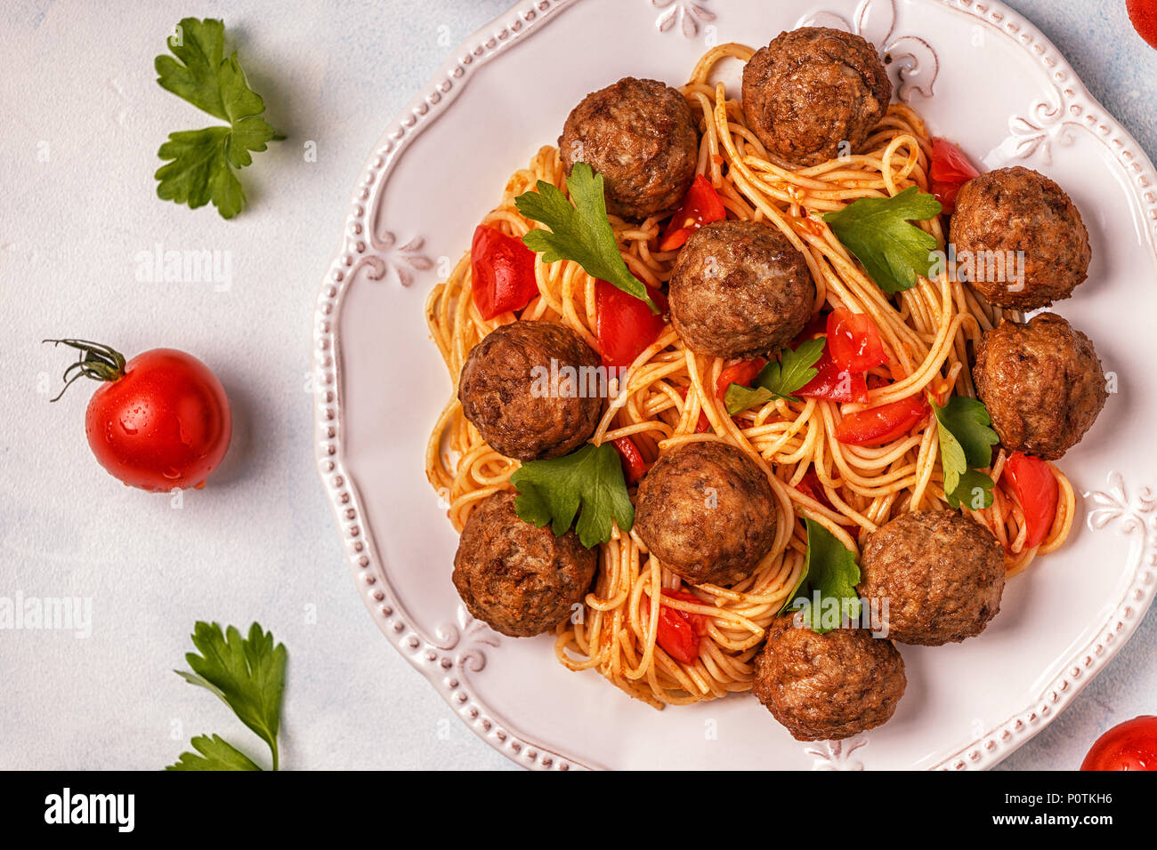 Boulettes de viande rôtie avec des spaghetti. Vue de dessus, copiez l'espace. Banque D'Images