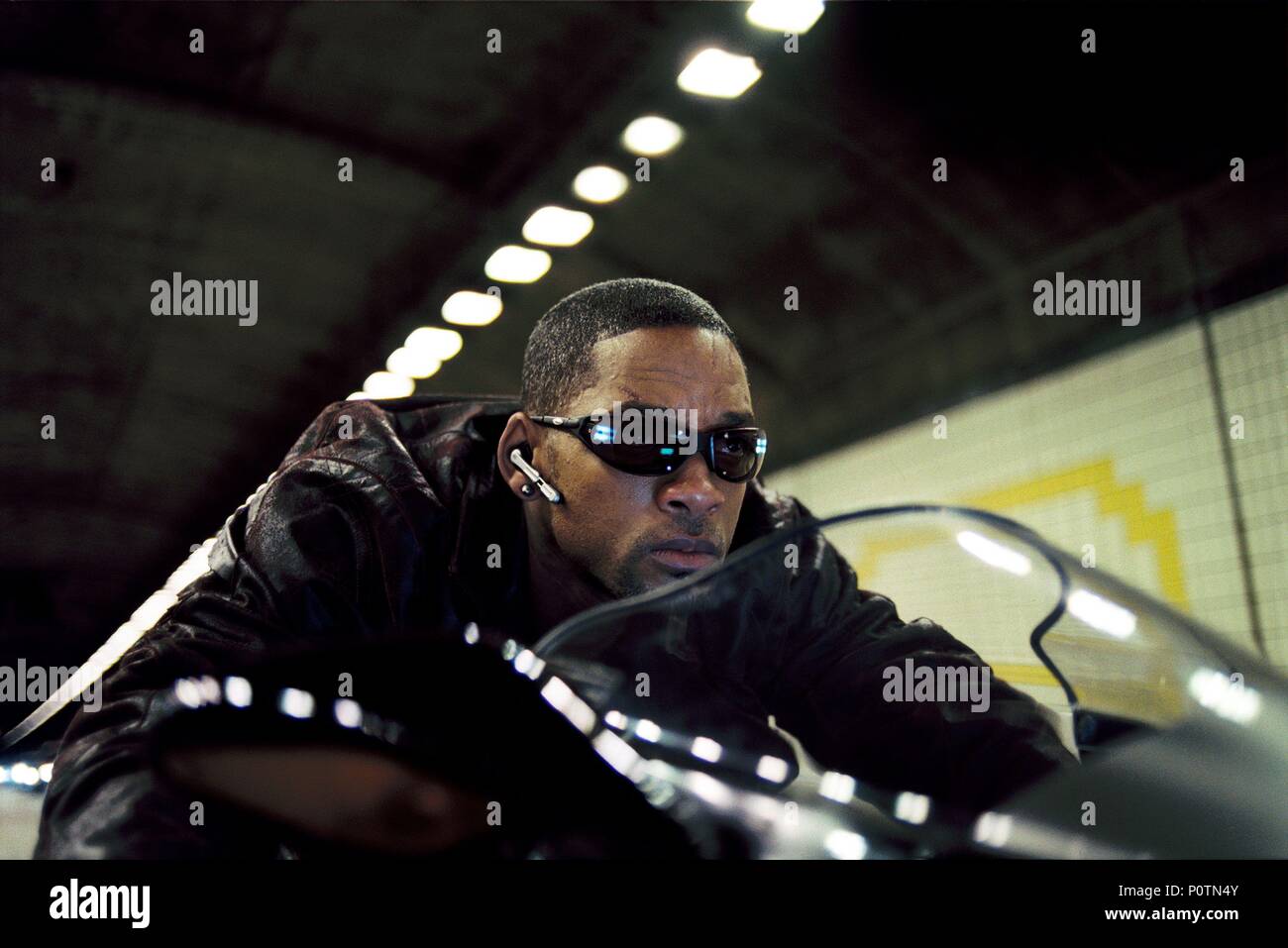 Titre original : I, ROBOT. Titre en anglais : I, ROBOT. Film Réalisateur : ALEX PROYAS. Année : 2004. Stars : Will Smith. Crédit : 20TH CENTURY FOX / GERLITZ, AVA C. / Album Banque D'Images