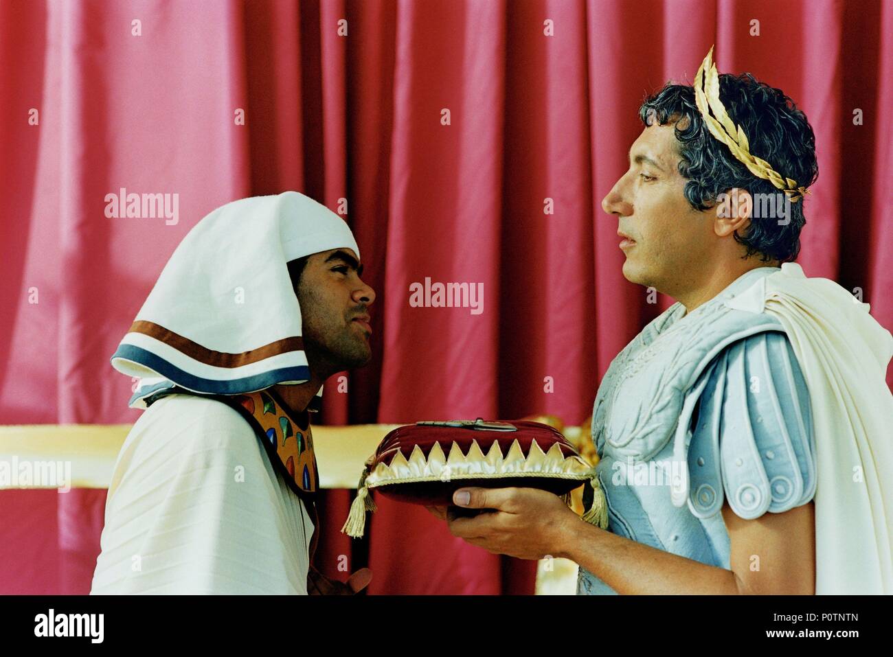 Titre original : Astérix et Obélix, Mission CLEOPATRE. Titre en anglais : Astérix et Obélix : Mission Cléopâtre. Film directeur : Alain CHABAT. Année : 2002. Stars : GAJUS Julius Caesar ; Alain CHABAT, Jamel Debbouze. Credit : RENN PRODS/TF1 Films PRODUCTIONS/ / Album Banque D'Images