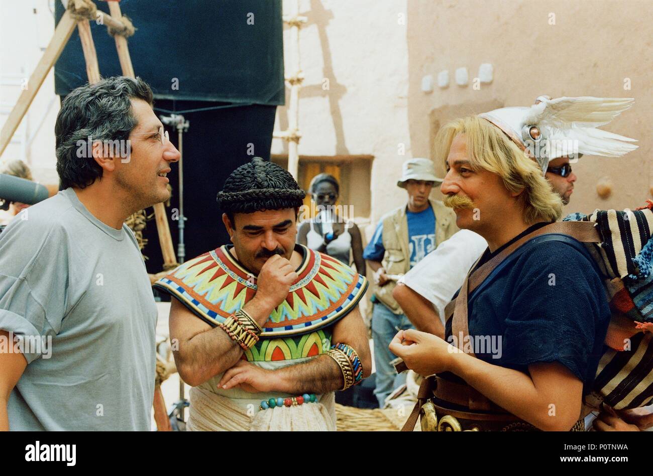 Titre original : Astérix et Obélix, Mission CLEOPATRE. Titre en anglais : Astérix et Obélix : Mission Cléopâtre. Film directeur : Alain CHABAT. Année : 2002. Stars : Christian CLAVIER ; Alain CHABAT. Credit : RENN PRODS/TF1 Films PRODUCTIONS/ / Album Banque D'Images