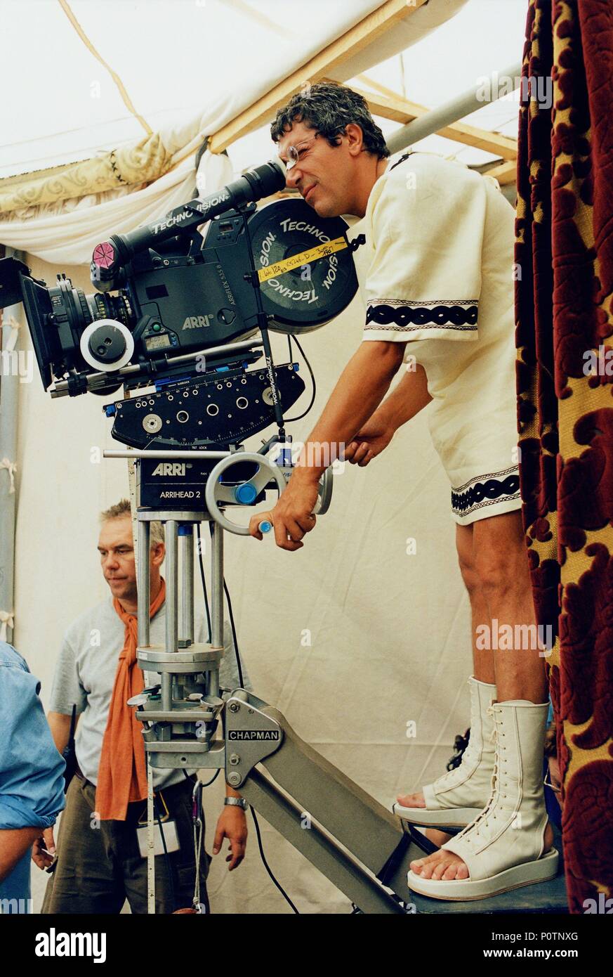 Titre original : Astérix et Obélix, Mission CLEOPATRE. Titre en anglais : Astérix et Obélix : Mission Cléopâtre. Film directeur : Alain CHABAT. Année : 2002. Stars : Alain CHABAT. Credit : RENN PRODS/TF1 Films PRODUCTIONS/ / Album Banque D'Images