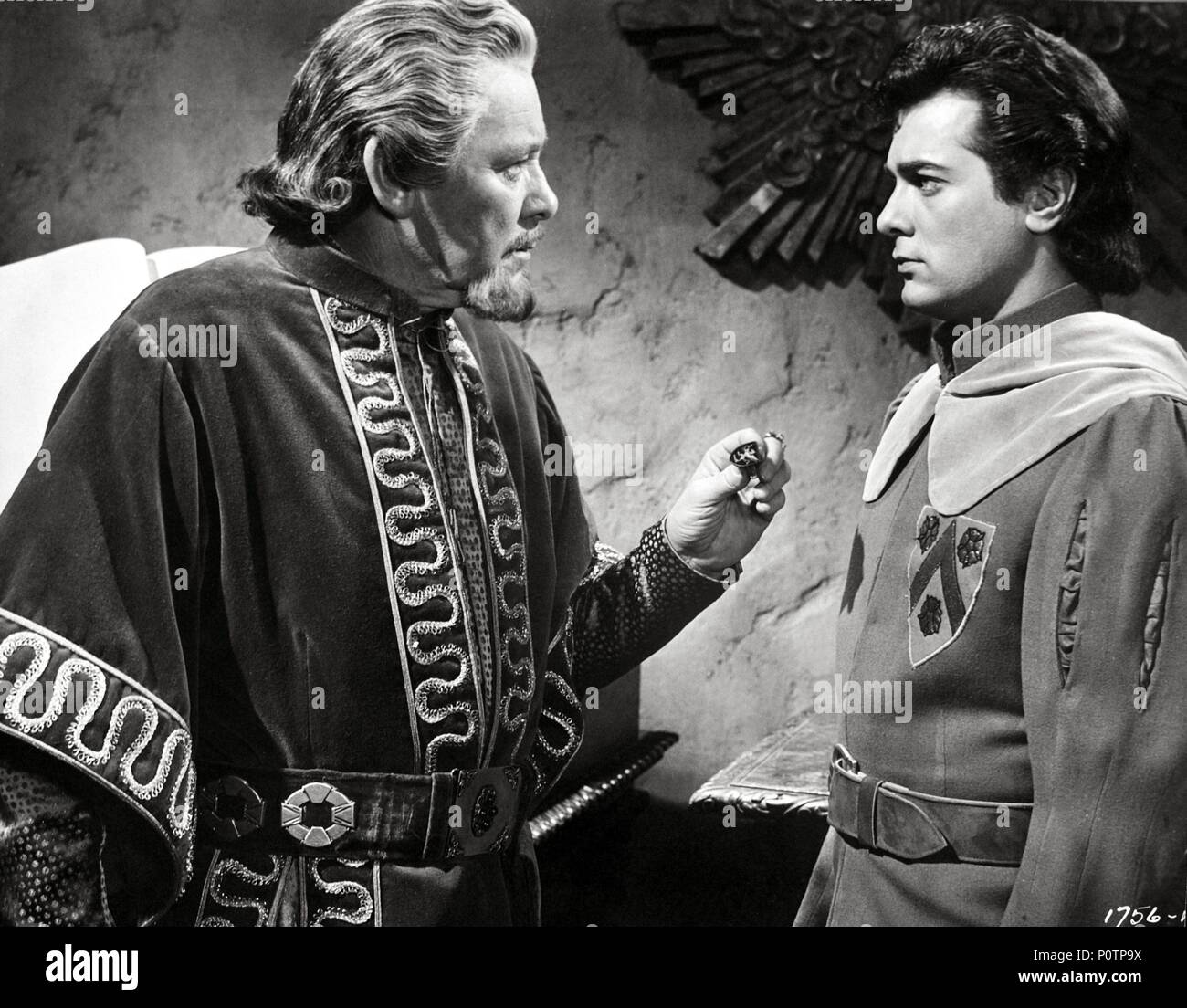 Titre du film original : THE BLACK SHIELD OF FALWORTH. Titre en anglais : THE BLACK SHIELD OF FALWORTH. Directeur de film : RUDOLPH MATE. Année : 1954. Stars : Herbert Marshall ; TONY CURTIS. Credit : UNIVERSAL PICTURES / Album Banque D'Images