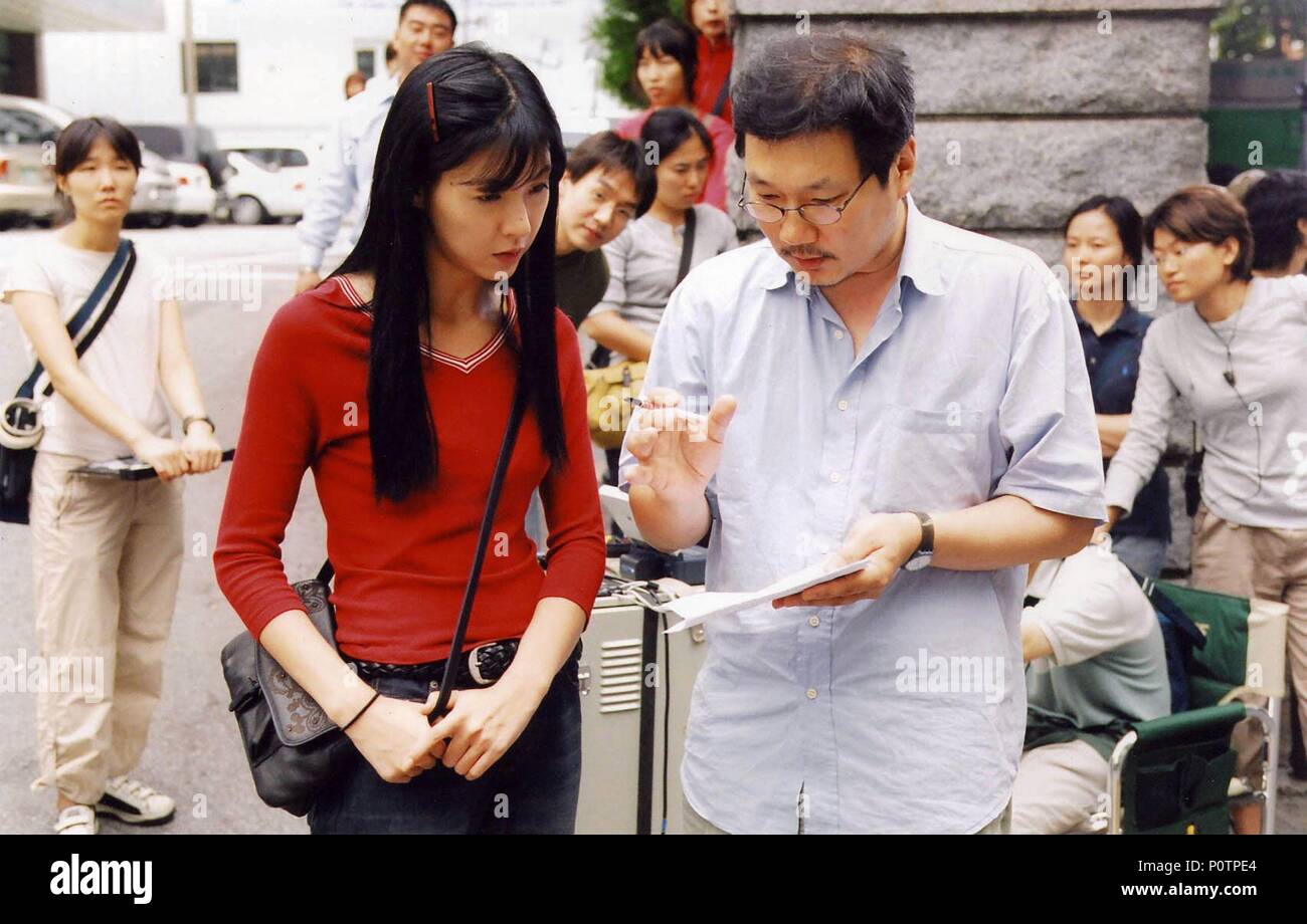 Film Original Title : FEMME EST L'AVENIR DE L'HOMME, LA. Titre en anglais : FEMME EST L'AVENIR DE L'HOMME, LA. HONG SANGSOO Réalisateur :. Année : 2004. Banque D'Images