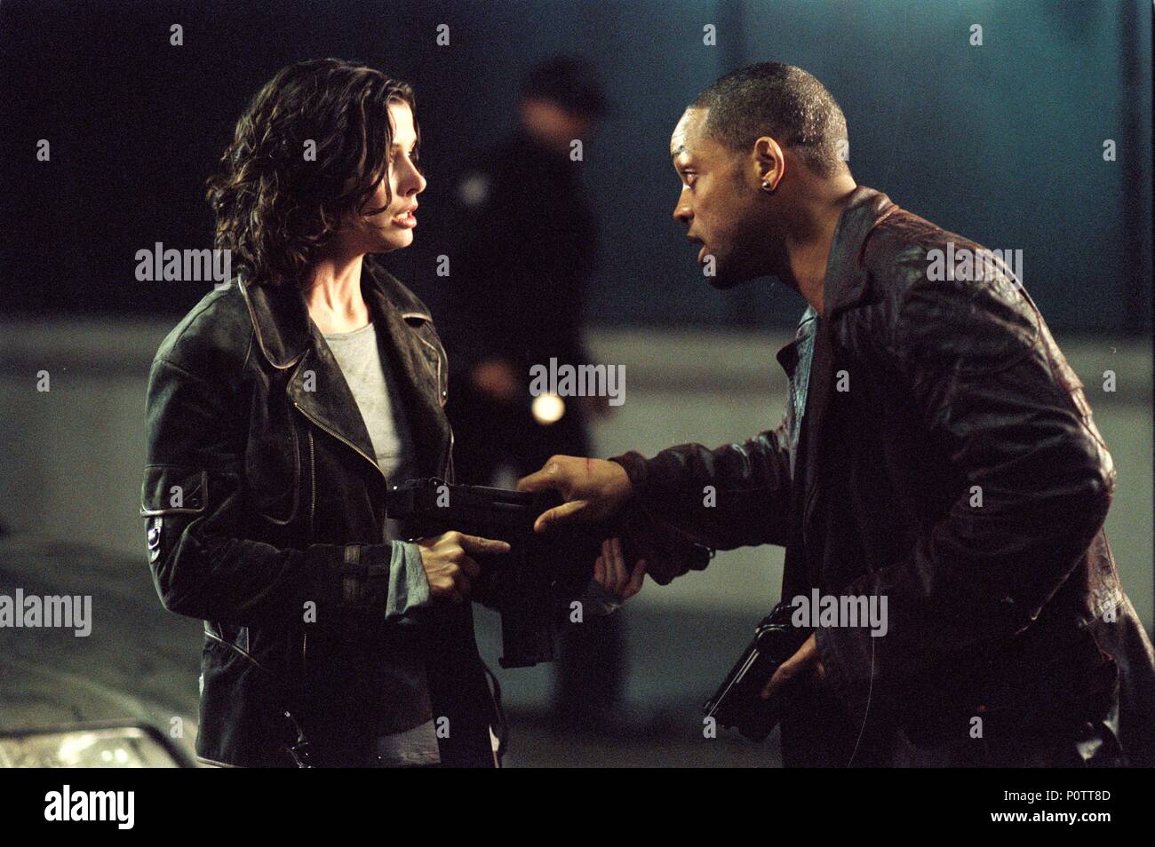 Titre original : I, ROBOT. Titre en anglais : I, ROBOT. Film Réalisateur : ALEX PROYAS. Année : 2004. Stars : WILL SMITH, Bridget Moynahan. Crédit : 20TH CENTURY FOX / Album Banque D'Images