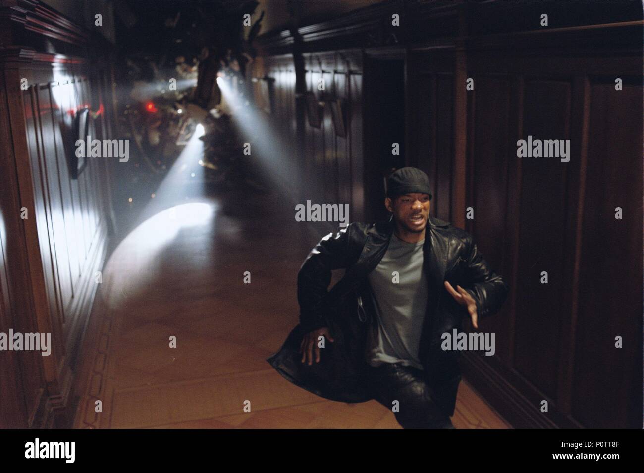 Titre original : I, ROBOT. Titre en anglais : I, ROBOT. Film Réalisateur : ALEX PROYAS. Année : 2004. Stars : Will Smith. Crédit : 20TH CENTURY FOX / Album Banque D'Images