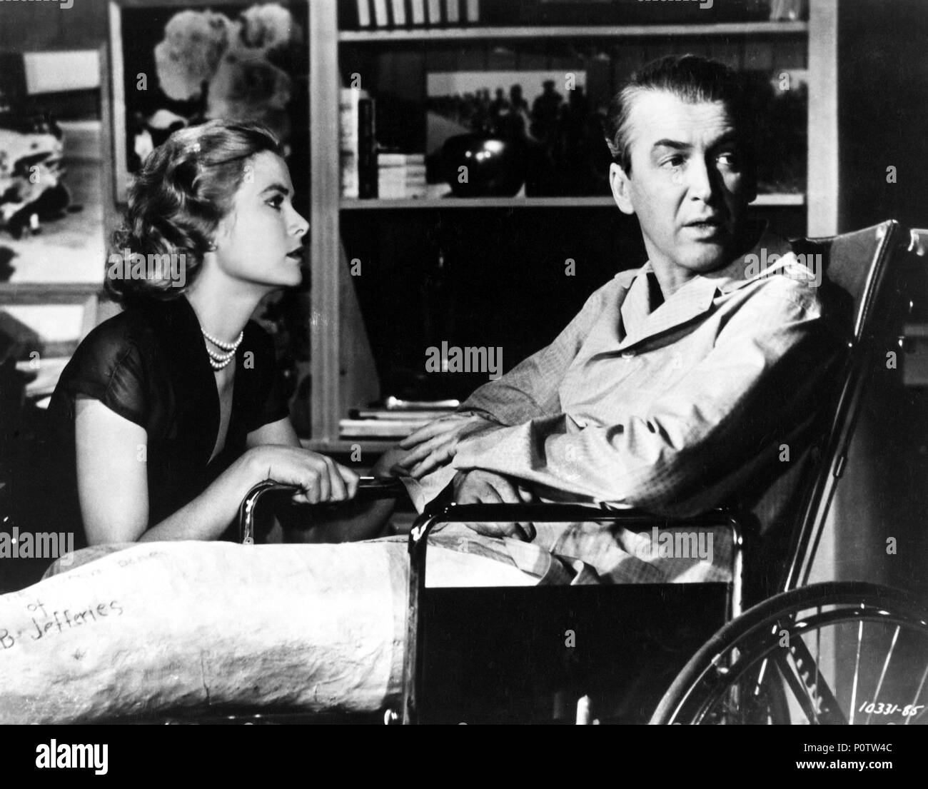 Titre original : vitre arrière. Titre en anglais : vitre arrière. Film Réalisateur : Alfred Hitchcock. Année : 1954. Stars : JAMES STEWART, GRACE KELLY. Credit : PARAMOUNT PICTURES / Album Banque D'Images