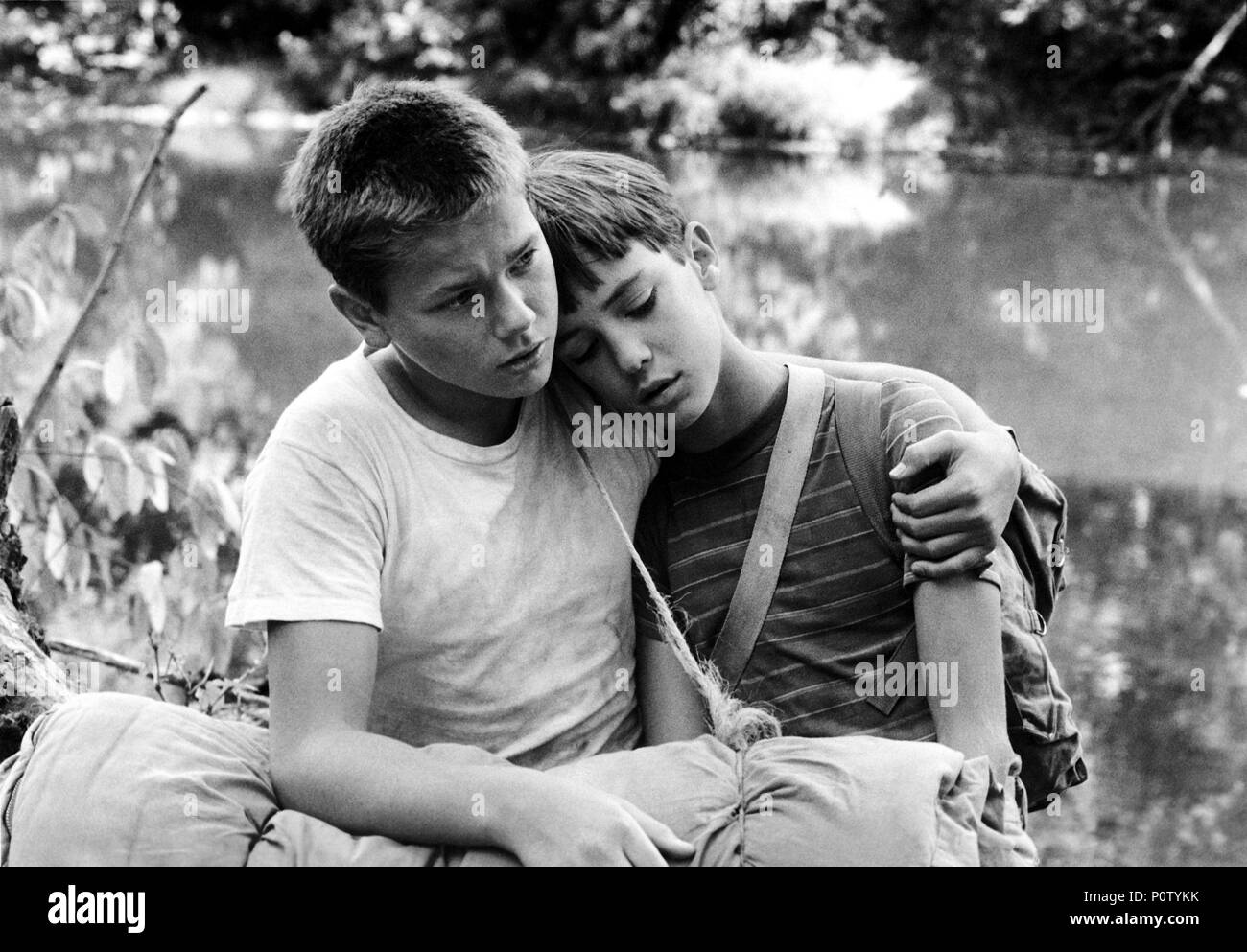 Film Original Title : STAND BY ME. Titre en anglais : STAND BY ME. Film Réalisateur : Rob Reiner. Année : 1986. Stars : RIVER PHOENIX ; Wil Wheaton. Credit : Columbia Pictures / Album Banque D'Images