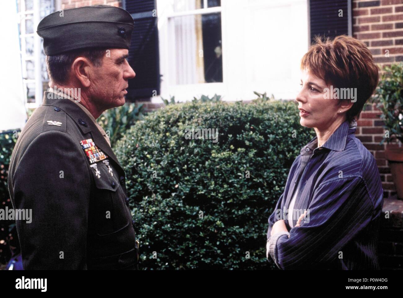 Titre original : RÈGLES D'ENGAGEMENT. Titre en anglais : RÈGLES D'ENGAGEMENT. Film Réalisateur : William FRIEDKIN. Année : 2000. Stars : Anne Archer ; Tommy Lee Jones. Credit : Sept Photos Arts/PARAMOUNT PICTURES / EMERSON, SAM / Album Banque D'Images