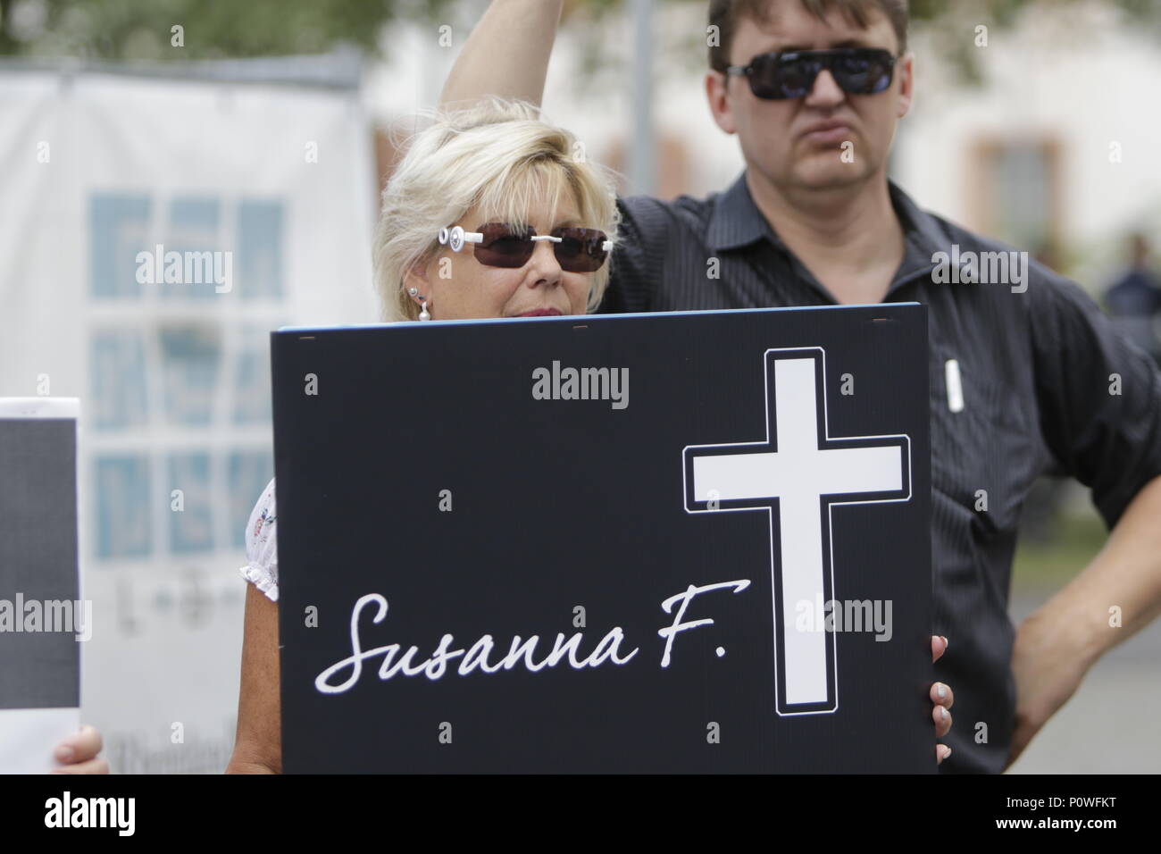 Mainz, Allemagne. 9 juin 2018. Un manifestant tient une pancarte qui dit 'Susanna F.'. qui a été tué par un demandeur d'asile. Ils ont également appelé à la fois à la démission. (Photo de Michael Debet Crédit : PACIFIC PRESS/Alamy Live News Banque D'Images