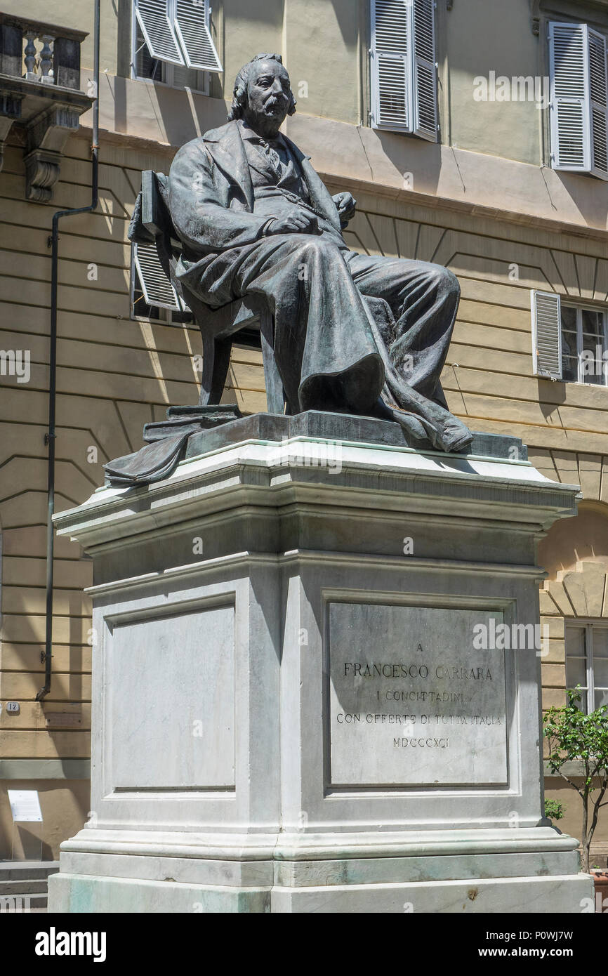 Italie, Toscane, Lucca, Palais Ducal et statue de Carrare Banque D'Images