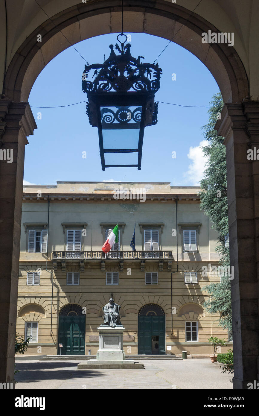 Italie, Toscane, Lucca, Palais Ducal et statue de Carrare Banque D'Images