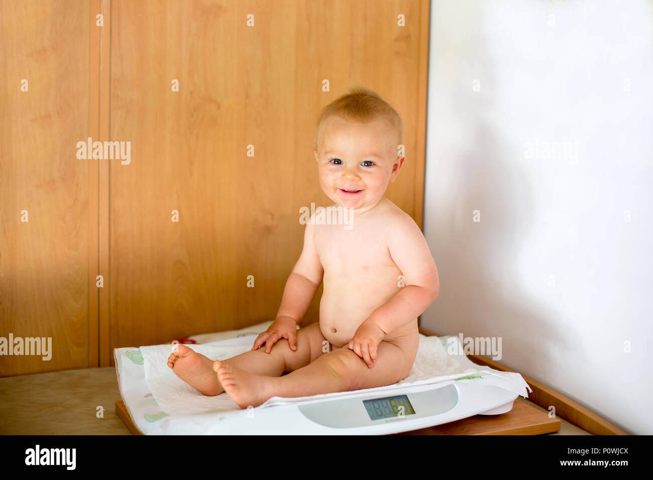Petit bébé garçon, tout-petit enfant d'avoir son chèque mensuel par  pediatritian, patient en cours d'examen Photo Stock - Alamy