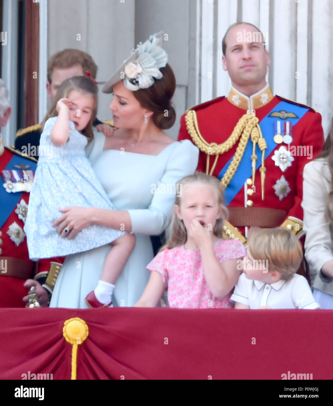 La photo doit être crédité ©Presse Alpha 079965 09/06/2018 Prince William duc de Cambridge Kate duchesse de Cambridge Katherine Catherine Middleton Princesse Charlotte de Cambridge Savannah Phillips et le Prince George de Cambridge pendant la parade la couleur au palais de Buckingham sur le Mall à Londres. Banque D'Images