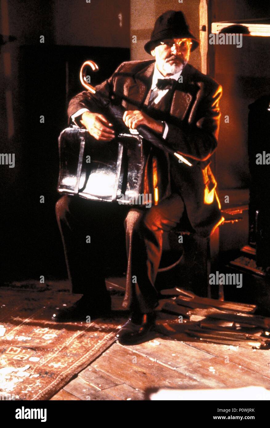 Titre original : INDIANA JONES ET LA DERNIÈRE croisade. Titre en anglais : INDIANA JONES ET LA DERNIÈRE croisade. Film Réalisateur : Steven Spielberg. Année : 1989. Stars : SEAN CONNERY. Credit : Lucasfilm LTD/PARAMOUNT / Album Banque D'Images