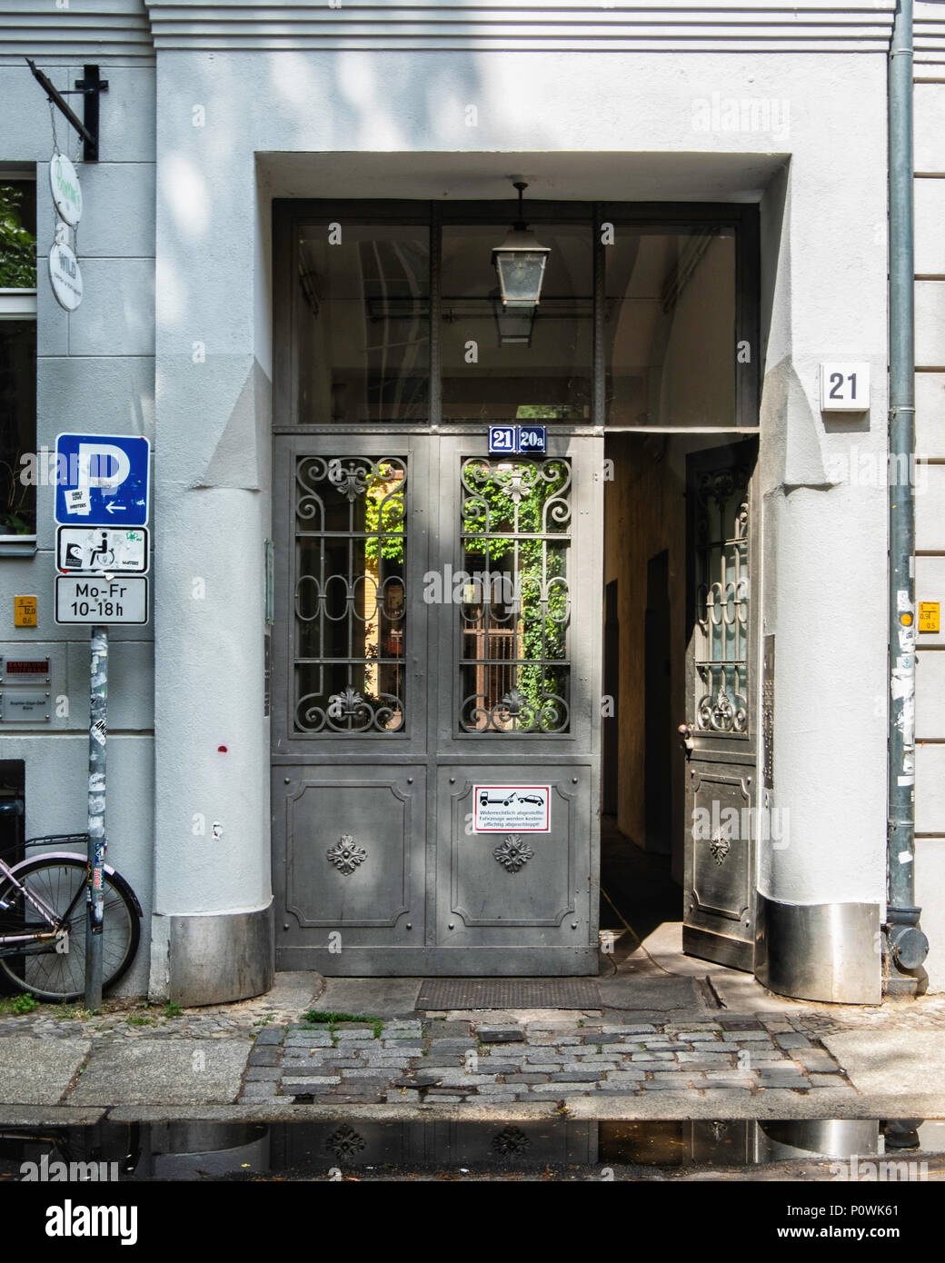Berlin Mitte, Sophie-Gips-Höfe, porte métallique ouvragée à l'entrée de l'immeuble du xixe siècle dans Sophienstrasse Banque D'Images