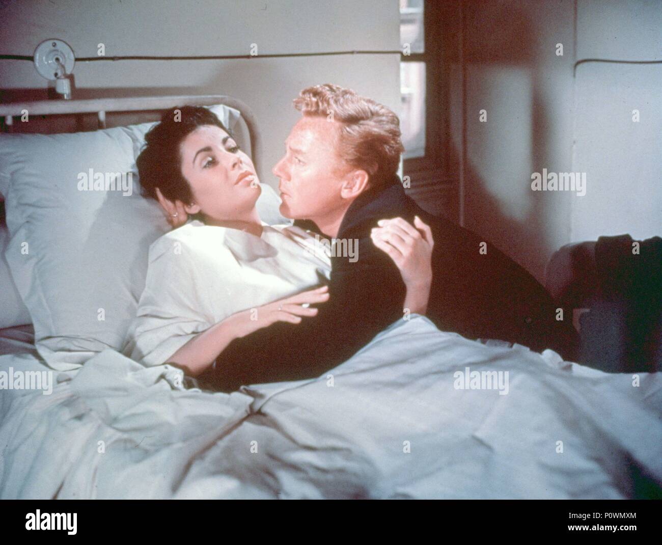 Titre original : LA DERNIÈRE FOIS QUE J'ai vu Paris. Titre en anglais : LA DERNIÈRE FOIS QUE J'ai vu Paris. Film Directeur : RICHARD BROOKS. Année : 1954. Stars : ELIZABETH TAYLOR ; VAN JOHNSON. Credit : M.G.M / Album Banque D'Images