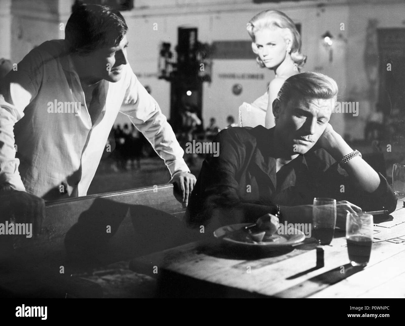 Titre original : THE RUNNING MAN. Titre en anglais : L'HOMME QUI COURT. Film Réalisateur : Carol Reed. Année : 1963. Stars : LAURENCE HARVEY ; LEE REMICK, Alan Bates. Credit : Columbia Pictures / Album Banque D'Images