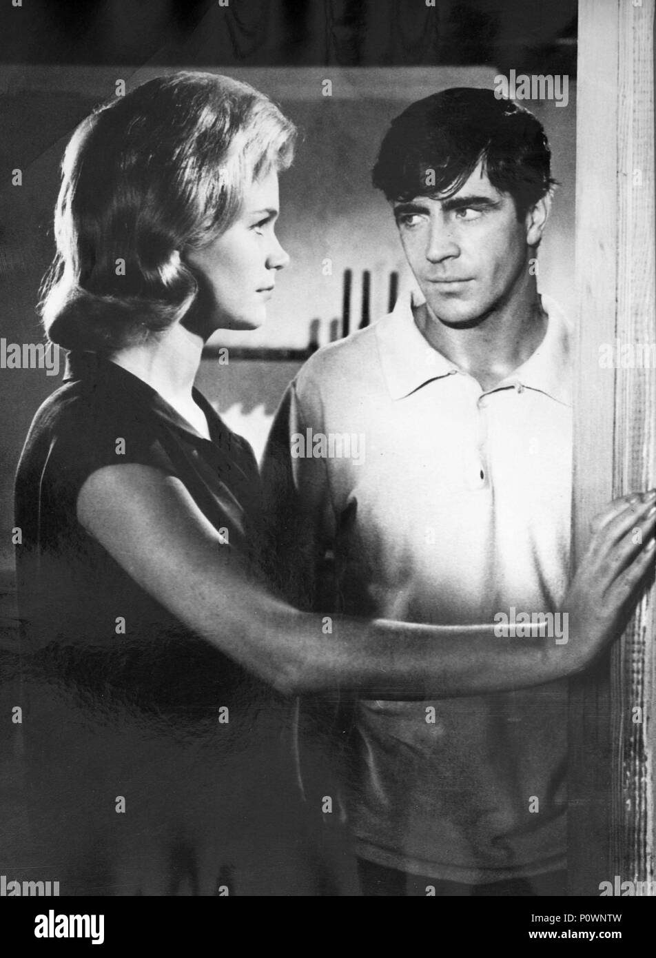 Titre original : THE RUNNING MAN. Titre en anglais : L'HOMME QUI COURT. Film Réalisateur : Carol Reed. Année : 1963. Stars : Lee Remick, Alan Bates. Credit : Columbia Pictures / Album Banque D'Images