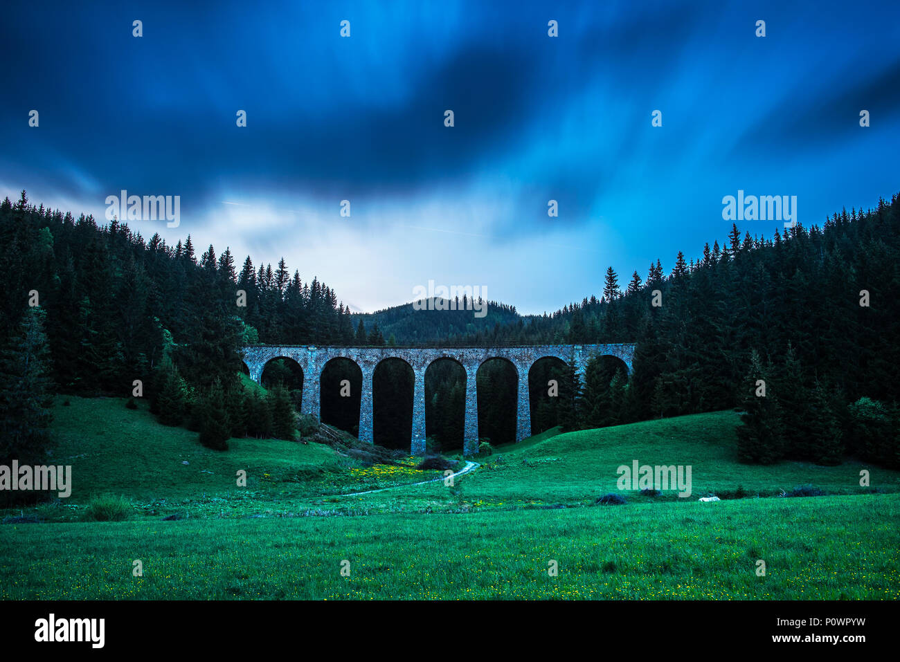 Viaduc Ferroviaire historique près de Telgart en Slovaquie Banque D'Images