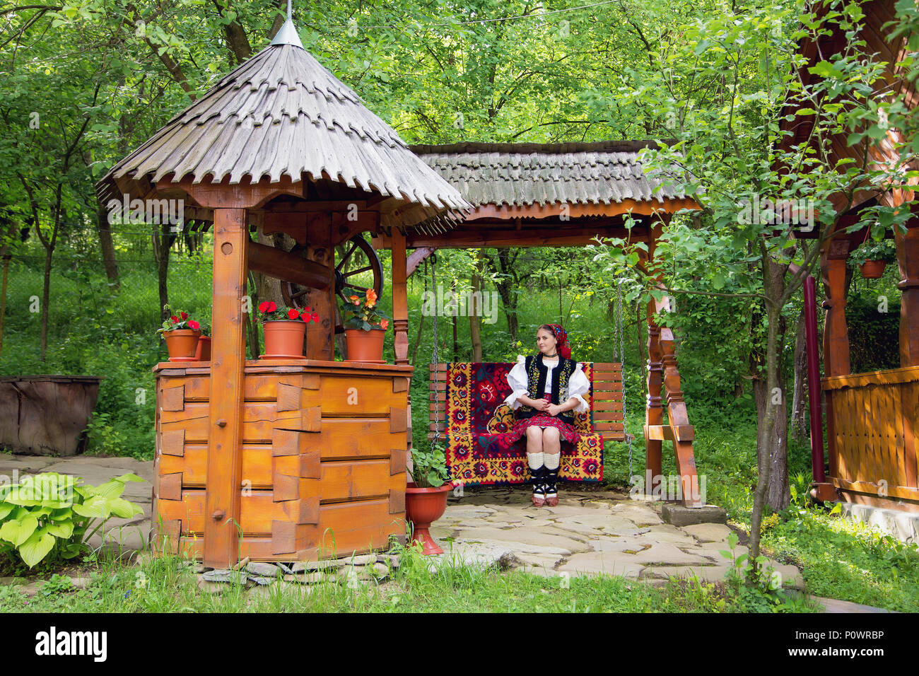 Portrait d'une belle jeune femme portant des vêtements traditionnels roumains, en Maramures Banque D'Images