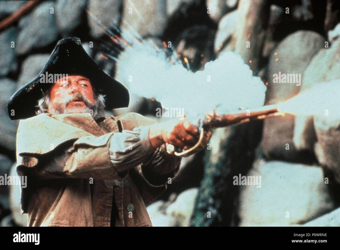 Film Original Titre : l'île au trésor. Titre en anglais : l'île au trésor. Directeur de film : FRASER HESTON. Année : 1990. Stars : OLIVER REED. Credit : Warner Brothers / Album Banque D'Images