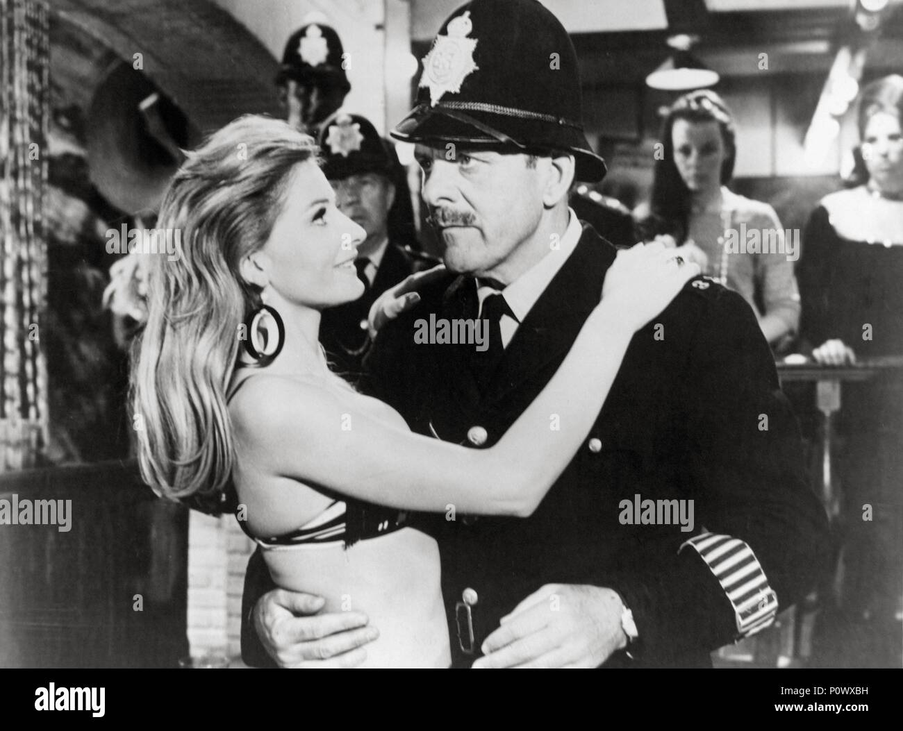 Titre du film original : THE KARATE KILLERS. Titre en anglais : THE KARATE KILLERS. Directeur de film : BARRY SHEAR. Année : 1967. Stars : TERRY-THOMAS ; Jill IRELAND. Credit : M.G.M. / Album Banque D'Images