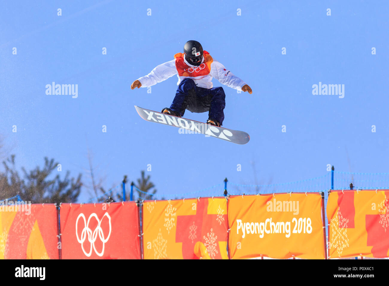 Yuto Totsuka (JPN) en compétition dans l'épreuve du snowboard Half Pipe la qualification aux Jeux Olympiques d'hiver de PyeongChang 2018 Banque D'Images