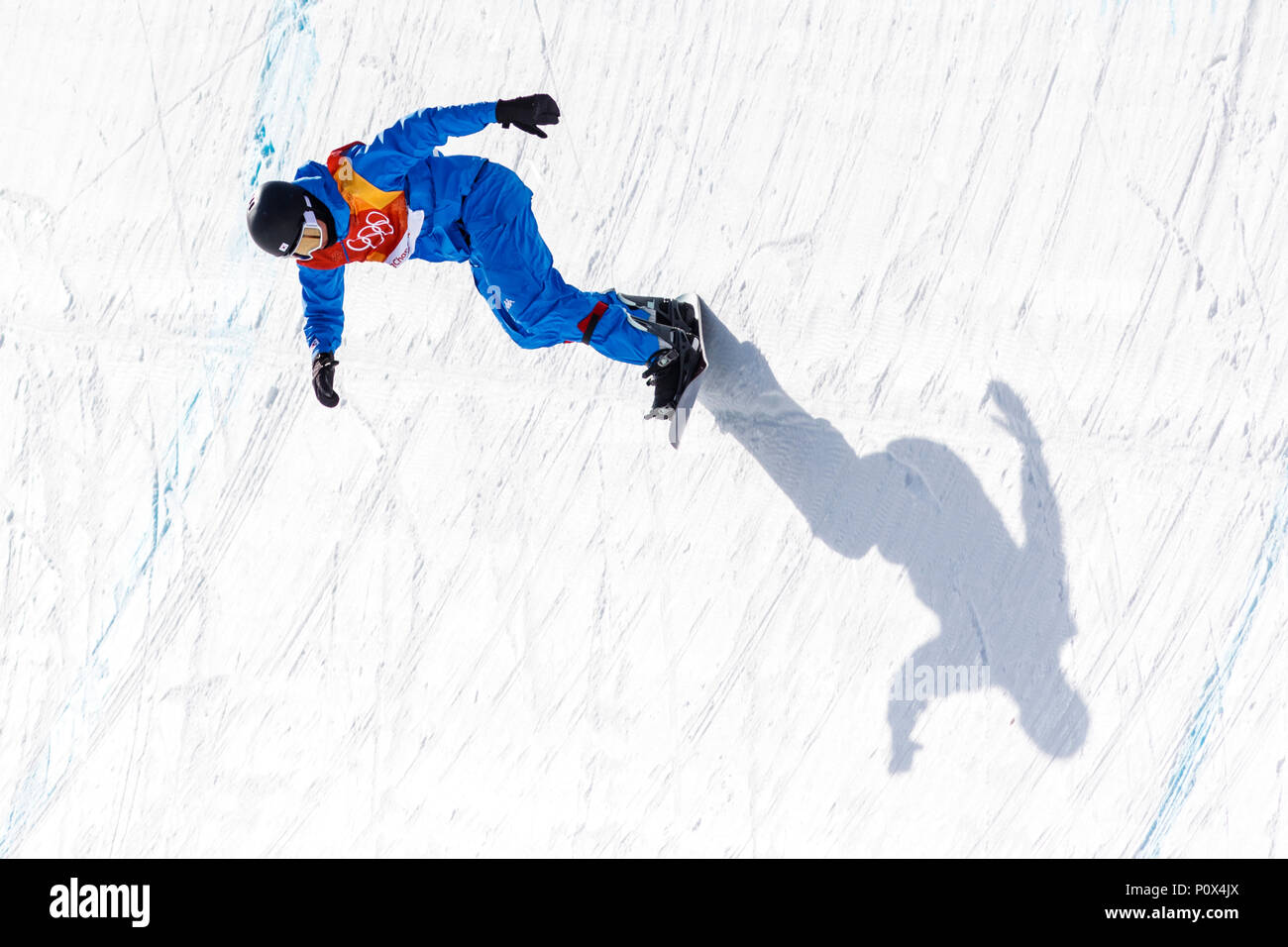 Kweon Leejun (KOR) en compétition dans l'épreuve du snowboard Half Pipe la qualification aux Jeux Olympiques d'hiver de PyeongChang 2018 Banque D'Images