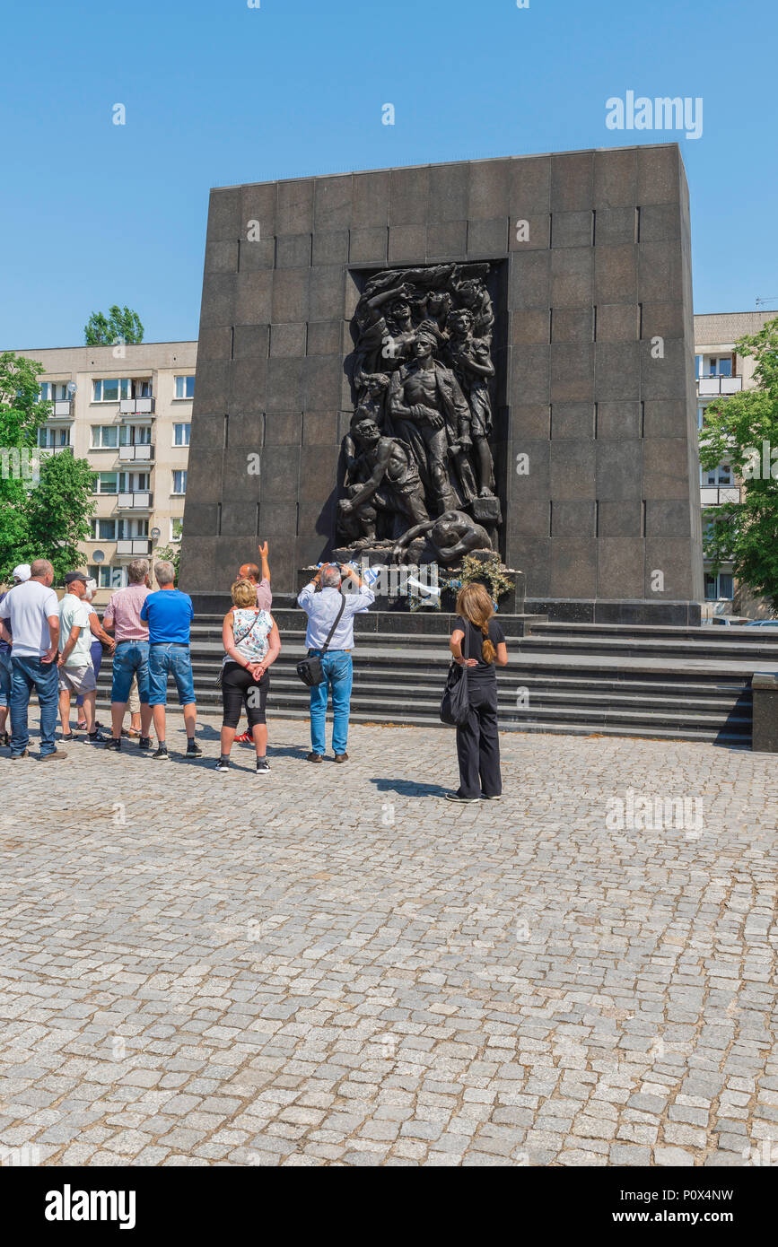 Ghetto Heroes Monument, un groupe de touristes visitent le Ghetto Heroes Monument qui commémore le soulèvement du ghetto juif de Varsovie de 1943/1944 en Pologne. Banque D'Images