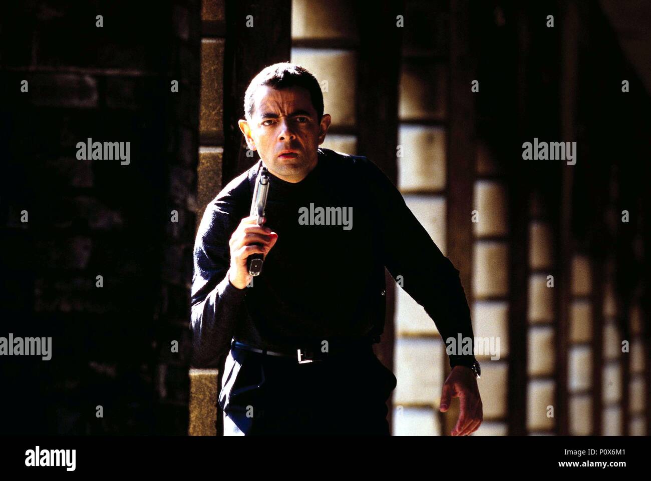 Titre original : JOHNNY ENGLISH. Titre en anglais : JOHNNY ENGLISH. Directeur de film : PETER HOWITT. Année : 2003. Stars : Rowan Atkinson. Credit : ROGUE MALE FILMS LTD. / Album Banque D'Images