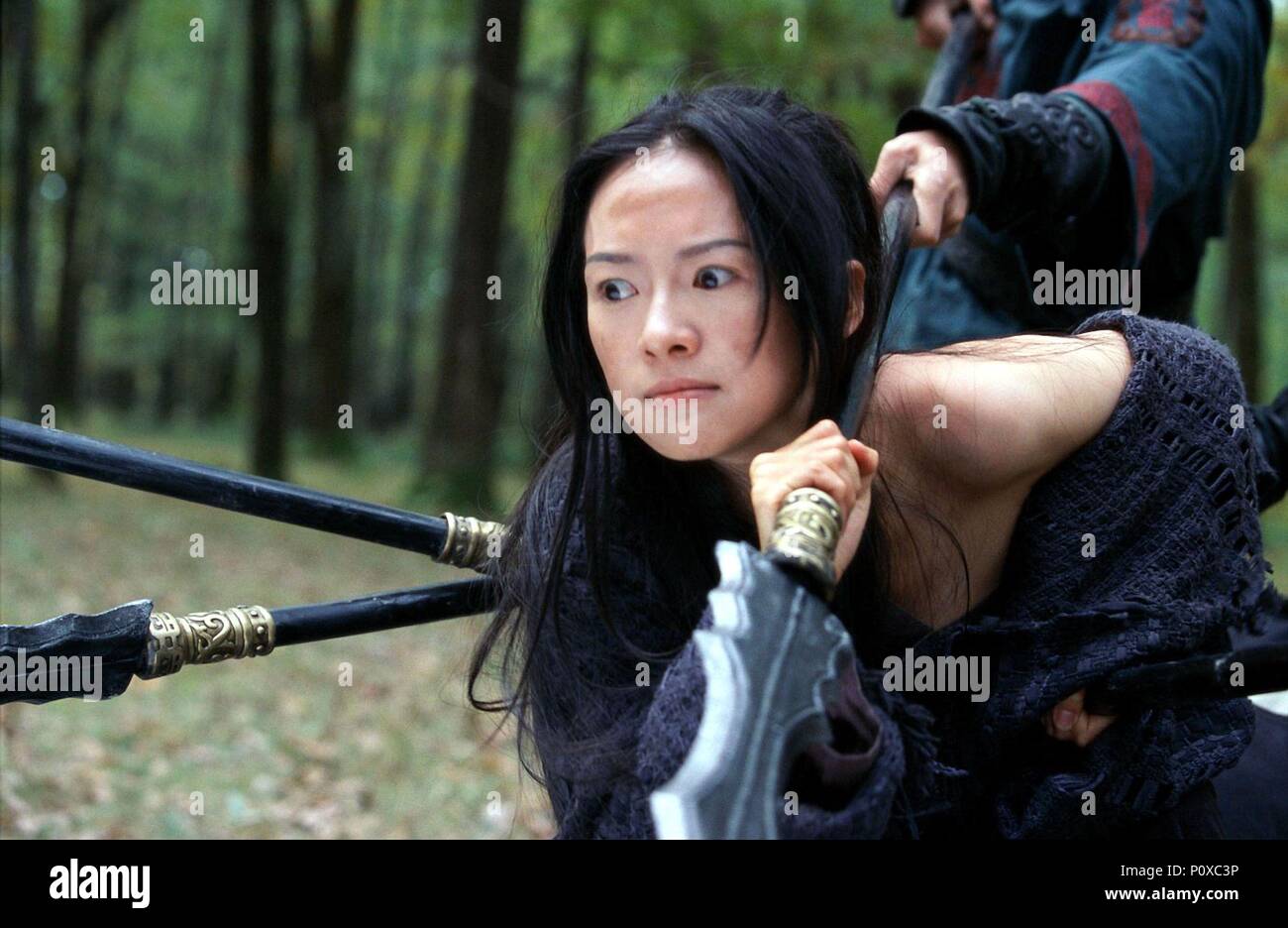 Titre original : Shi mian mai fu. Titre en anglais : HOUSE OF FLYING DAGGERS. ZHANG YIMOU : Directeur du film. Année : 2004. Stars : Ziyi Zhang. Credit : NOUVELLES PHOTOS DE BEIJING FILM CO/CHINA FILM CO-PRODUCTION / Album CORPOR Banque D'Images