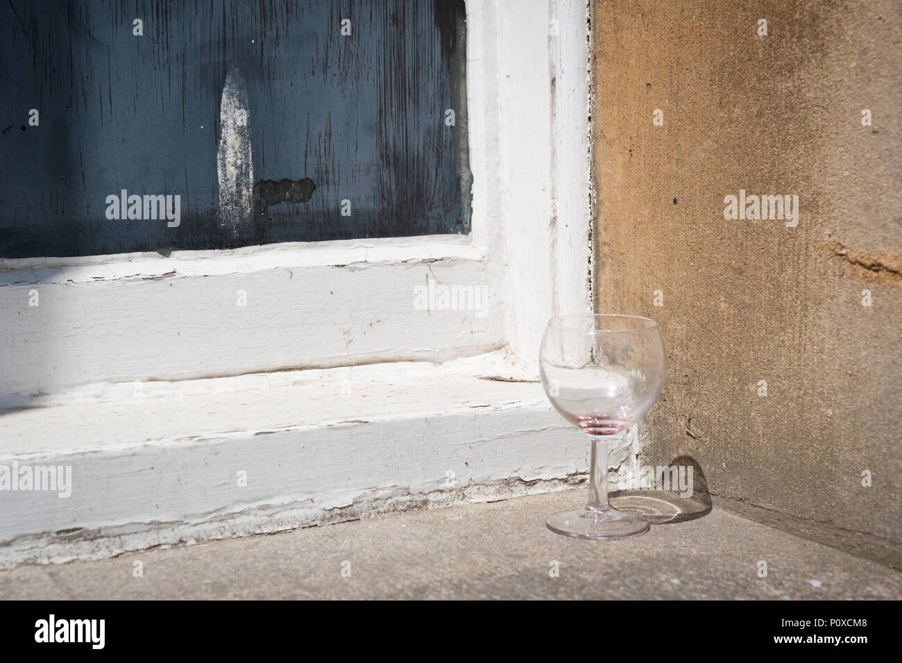 Verre à vin abandonnés sur un seuil dans Peckwater, quad, Christ Church College, Oxford Banque D'Images