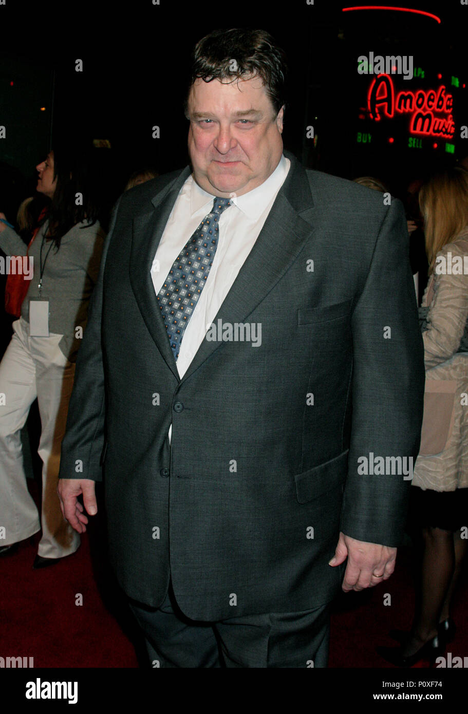 John Goodman en arrivant à la mer au-delà de la première à l'Arclight Theatre de Los Angeles. 04 novembre 2004.04-GoodmanJohn008 Red Carpet Event, Vertical, USA, Cinéma, Célébrités, photographie, Bestof, Arts, Culture et divertissement, Célébrités Topix fashion / Vertical, Best of, événement dans la vie d'Hollywood, Californie - Tapis rouge et en backstage, USA, Cinéma, Célébrités, cinéma, télévision, Célébrités célébrités musique, photographie, Arts et culture, Bestof, divertissement, Topix, vertical, une seule personne, depuis les années 2003 à 2005, , tsuni@Gamma-USA.com enquête - Trois Quar Banque D'Images