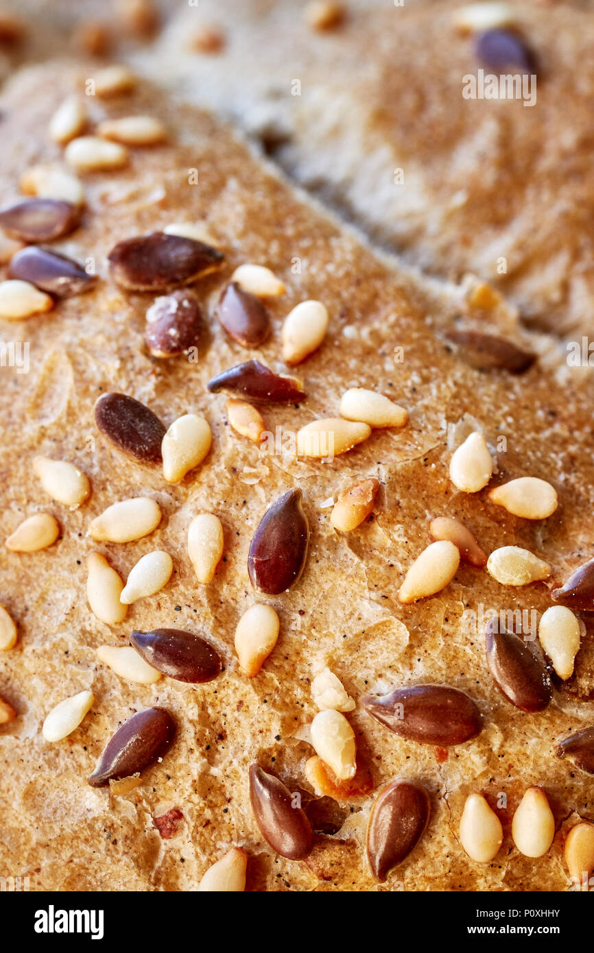 Close up photo d'une croûte de pain de blé entier avec du lin et graines de sésame, selective focus. Banque D'Images
