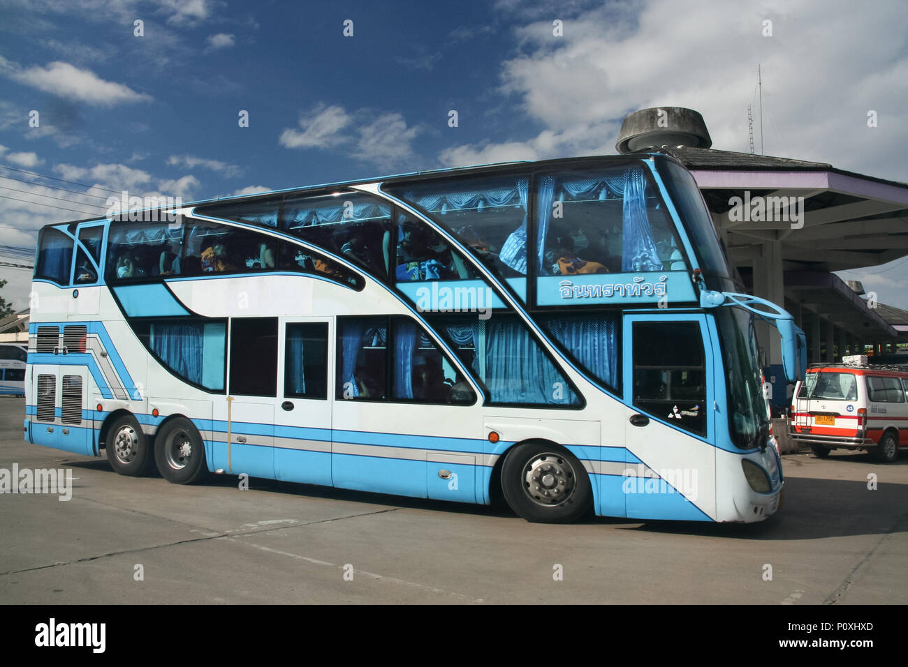 CHIANG MAI, THAÏLANDE - 8 septembre 2011 : Bus de Intratour. Photo à la gare routière de Chiangmai, Thaïlande. Banque D'Images