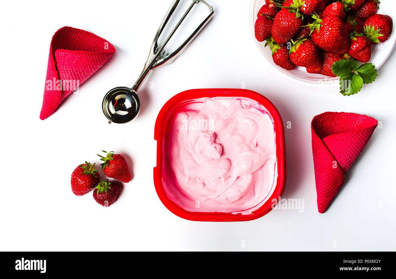 Glace à la fraise avec les cônes et desservant écope top view Banque D'Images