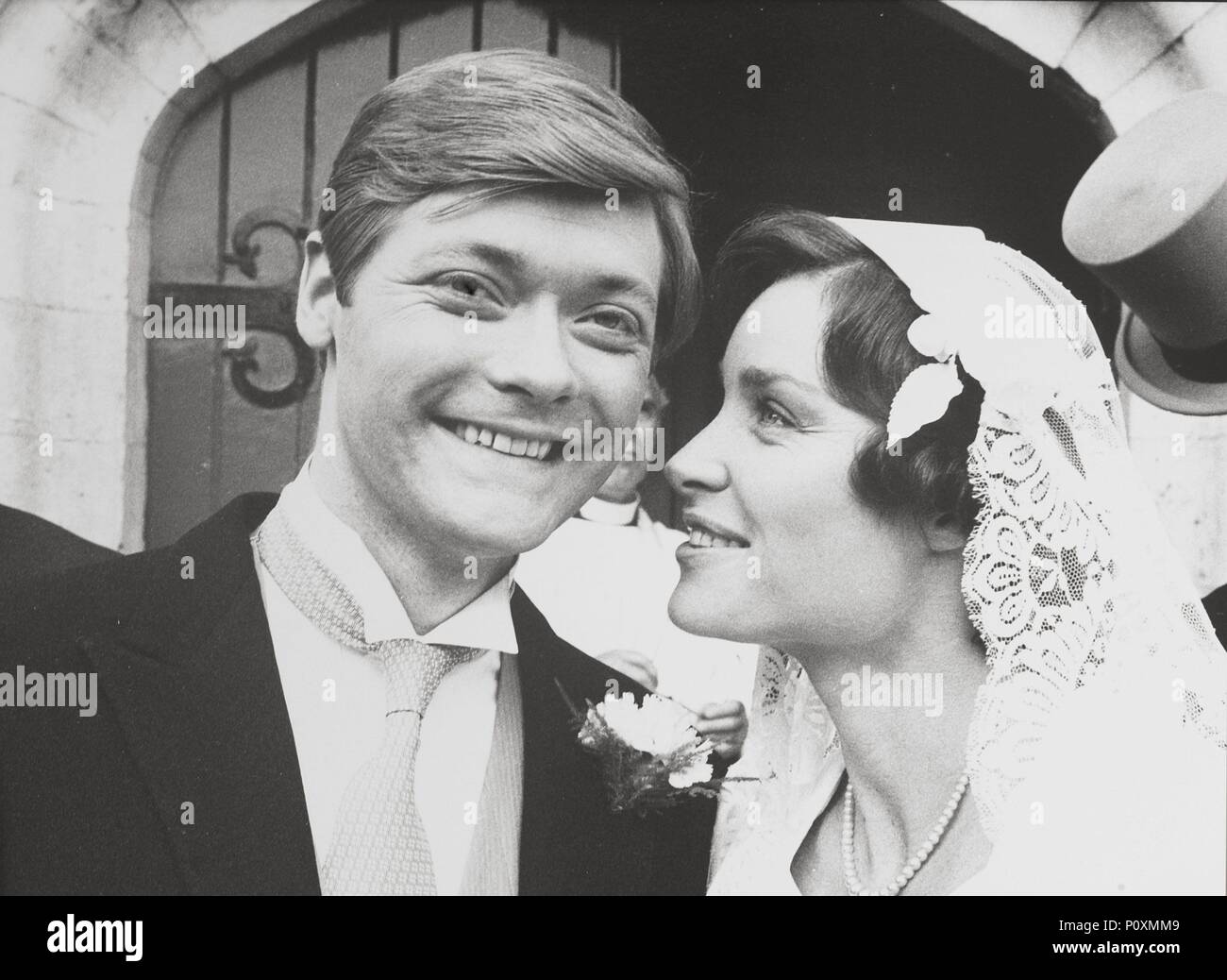 Titre original : toutes les créatures grandes et petites. Titre en anglais : toutes les créatures grandes et petites. Directeur : CLAUDE WHATHAM Film. Année : 1975. Stars : LISA HARROW ; SIMON WARD. Credit : FILMS EMI/TALENT ASSOCIATES / Album Banque D'Images