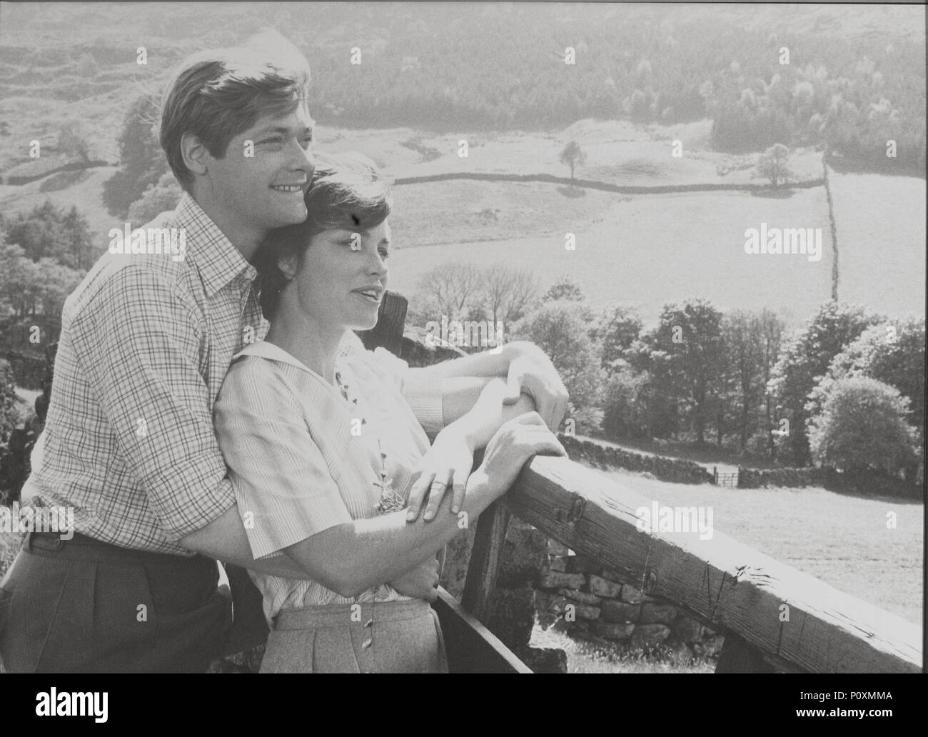 Titre original : toutes les créatures grandes et petites. Titre en anglais : toutes les créatures grandes et petites. Directeur : CLAUDE WHATHAM Film. Année : 1975. Stars : LISA HARROW ; SIMON WARD. Credit : FILMS EMI/TALENT ASSOCIATES / Album Banque D'Images