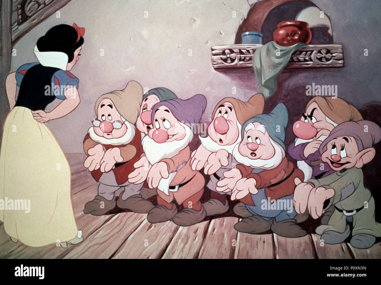 Blanche Neige Et Les 7 Nains En Anglais Titre original : Blanche Neige et les sept nains. Titre en anglais : Blanche  Neige et les sept nains. Directeur de film : WALT DISNEY. Année : 1937.  Credit : WALT DISNEY PRODUCTIONS / Album Photo Stock - Alamy
