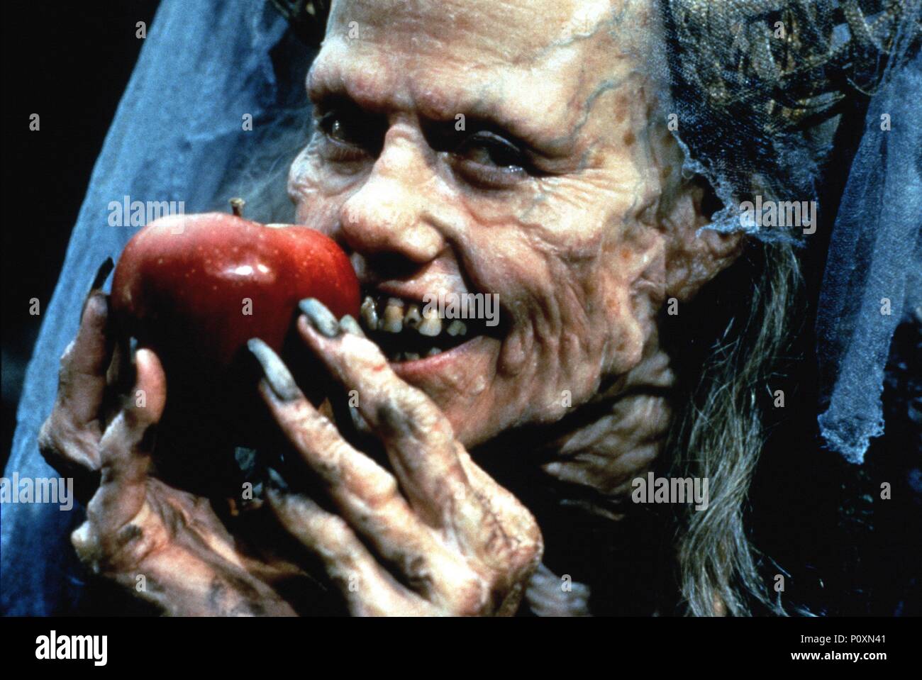 Titre original : SNOW WHITE : A TALE OF TERROR. Titre en anglais : SNOW WHITE : A TALE OF TERROR. Film Réalisateur : Michael COHN. Année : 1997. Stars : Sigourney Weaver. Banque D'Images