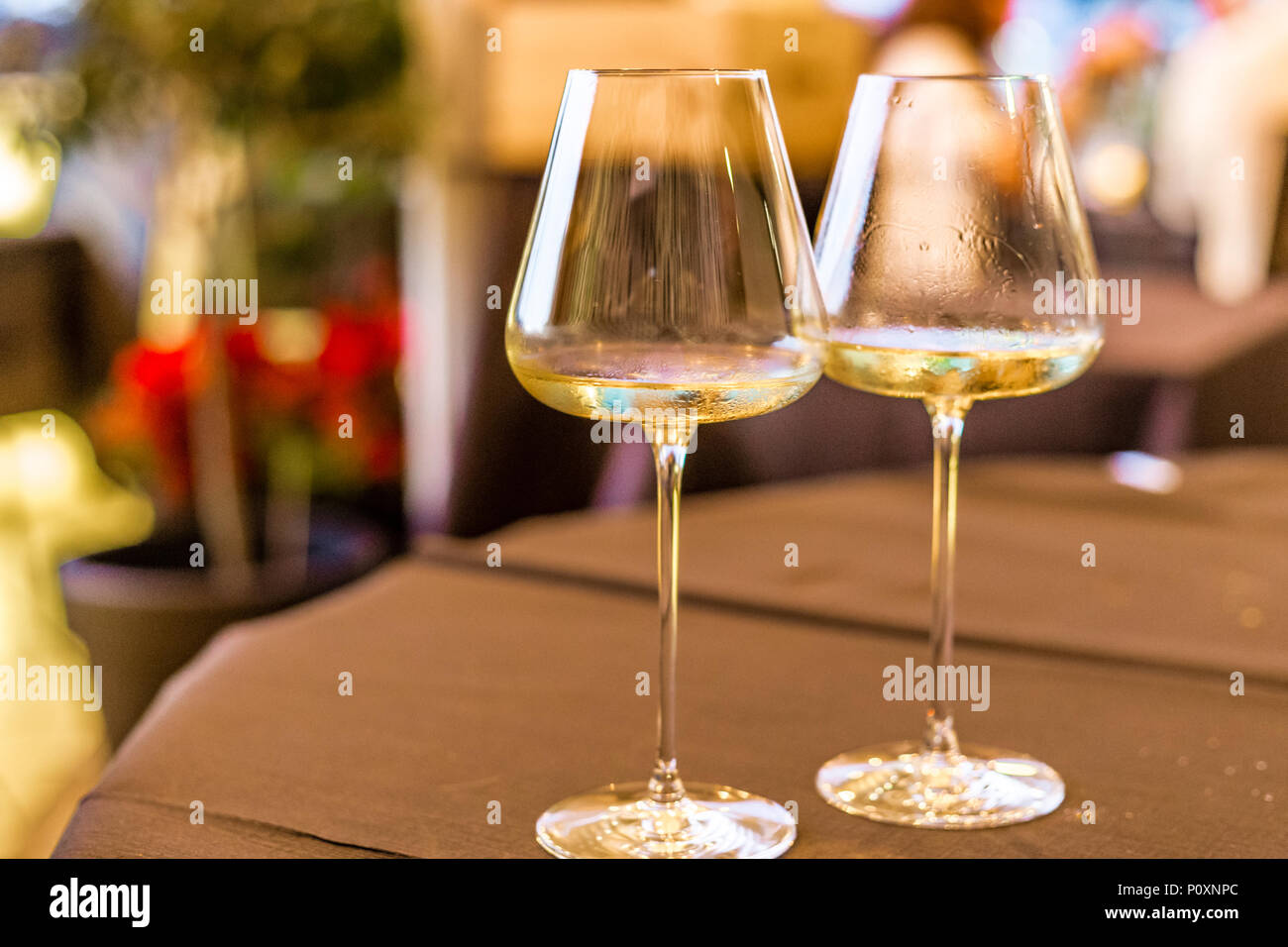 Vin blanc humide gobelets sur table de restaurant Banque D'Images