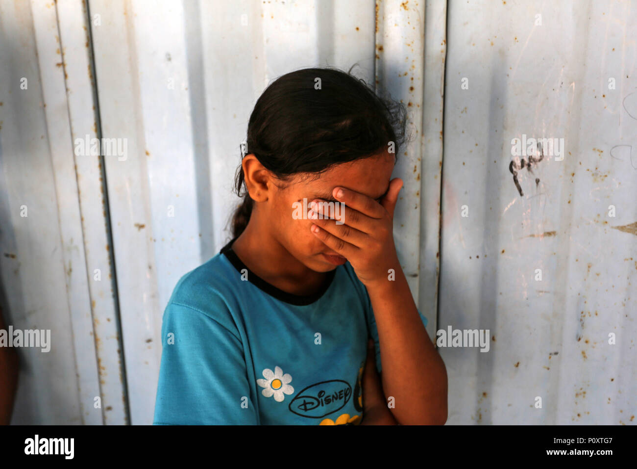 GAZA, TERRITOIRES PALESTINIENS - 9 juin 2018 Parents de peuple palestinien Haytham Al-Jamal, 14 ans, qui a été tué par des soldats israéliens lors de manifestations à la frontière Israel-Gaza, lors de ses funérailles à Rafah dans le sud de la bande de Gaza, le 9 juin 2018. © Abed Rahim Khatib / éveil / Alamy Live News Banque D'Images