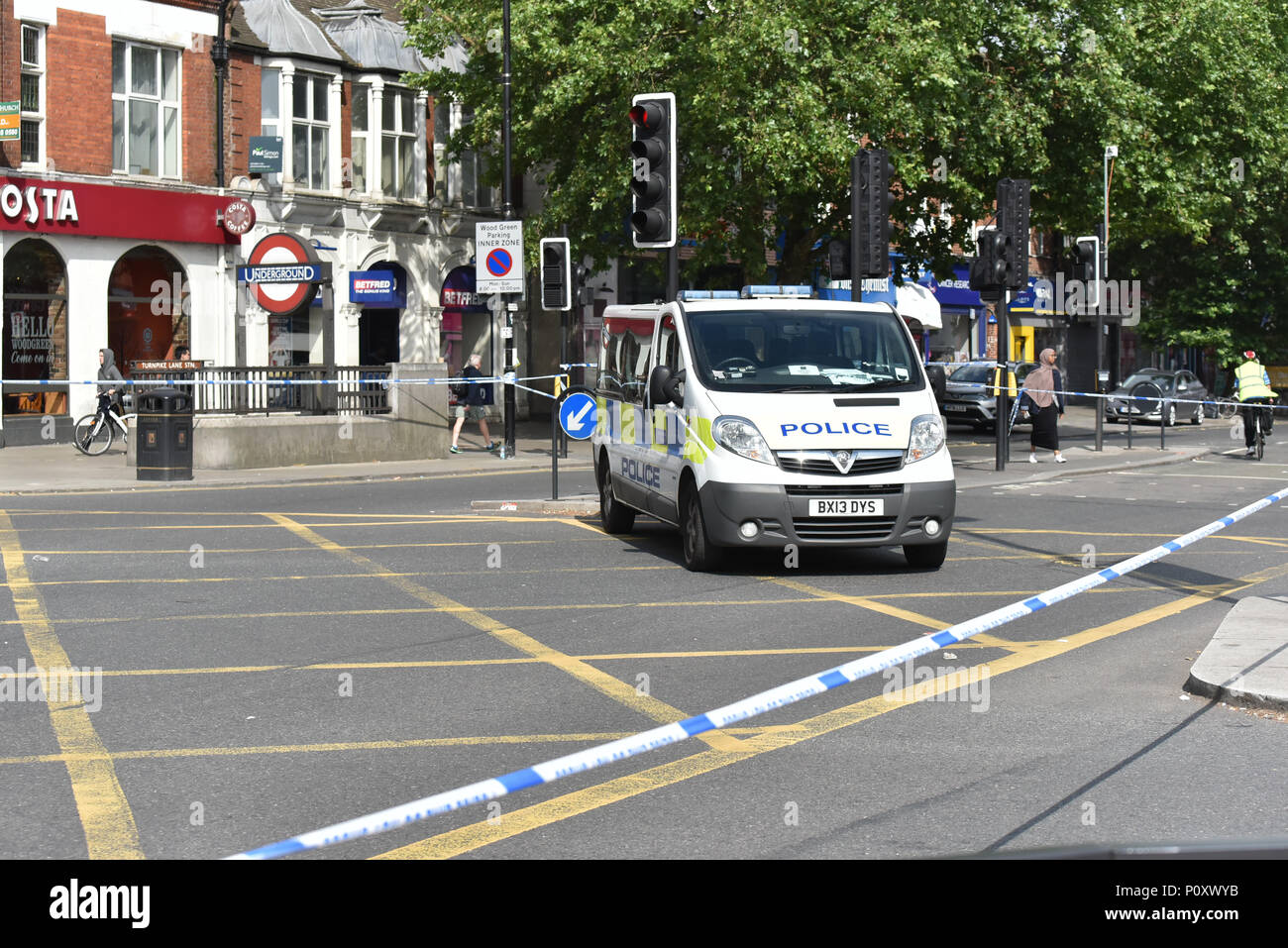 Turnpike Lane, Londres, Royaume-Uni. 10 juin 2018. Un homme a été poignardé dans la nuit de samedi et sont décédés sur les lieux à l'extérieur de la station Turnpike Lane de Haringey, au nord de Londres. Crédit : Matthieu Chattle/Alamy Live News Banque D'Images