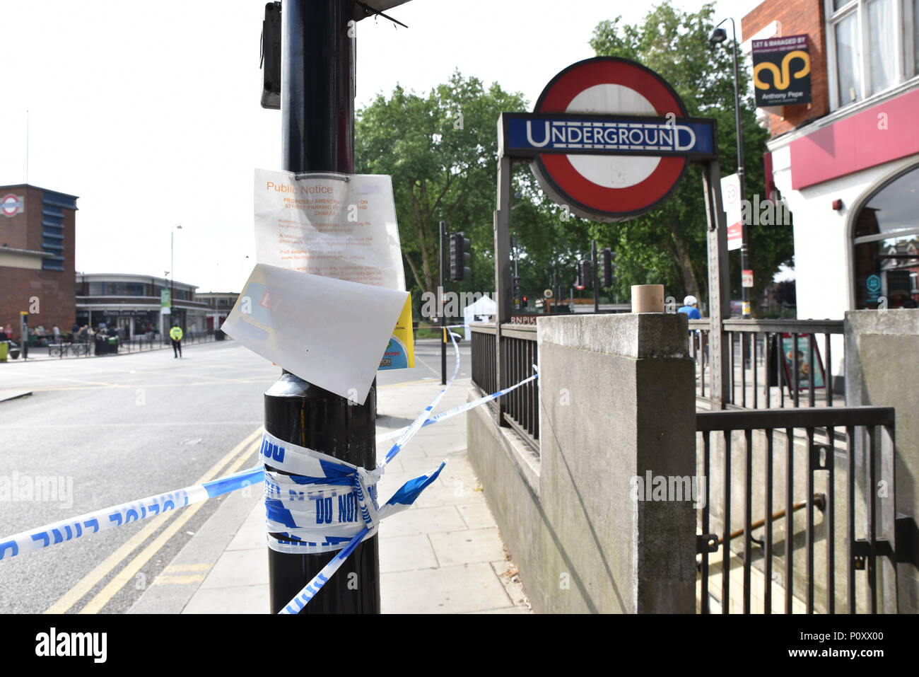 Turnpike Lane, Londres, Royaume-Uni. 10 juin 2018. Un homme a été poignardé dans la nuit de samedi et sont décédés sur les lieux à l'extérieur de la station Turnpike Lane de Haringey, au nord de Londres. Crédit : Matthieu Chattle/Alamy Live News Banque D'Images