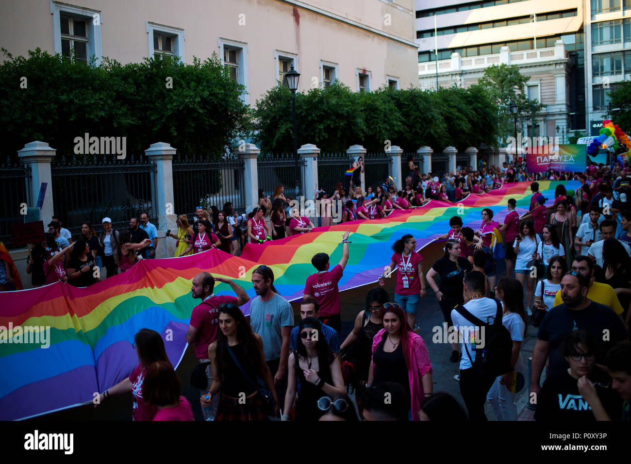 9 juin 2018, Athènes, Grèce : les participants de la parade Gay à pied à travers les rues peint et habillé de couleurs vibrantes. Des milliers ont participé à la parade de la Gay Pride 2018 en face du parlement grec à Athènes. Photo : Angelos Tzortzinis/dpa dpa : Crédit photo alliance/Alamy Live News Banque D'Images