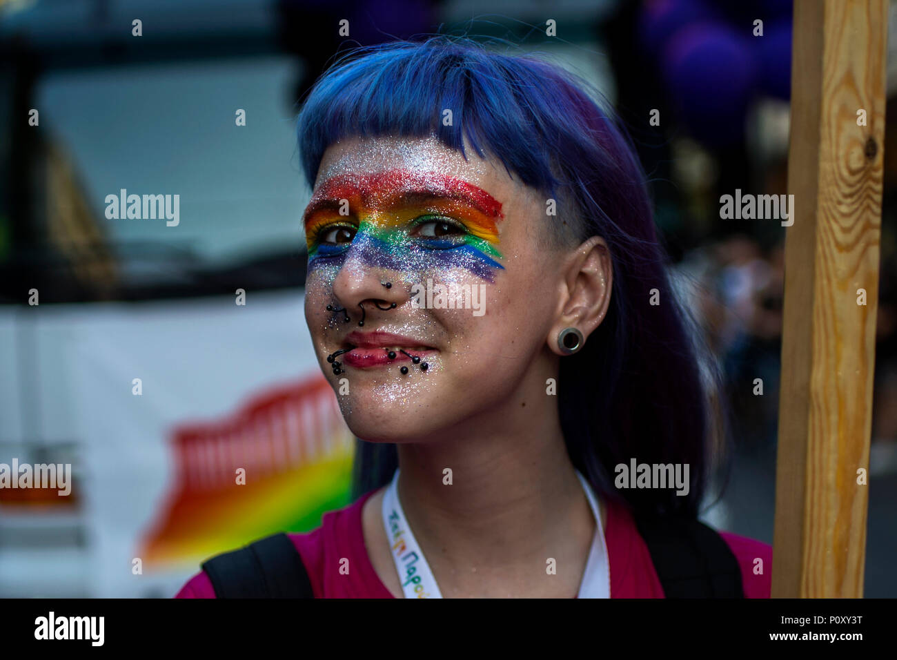 9 juin 2018, Athènes, Grèce : un participant de la parade Gay a peint son visage en couleurs arc-en-ciel. Des milliers ont participé à la parade de la Gay Pride 2018 en face du parlement grec à Athènes. Photo : Angelos Tzortzinis/dpa dpa : Crédit photo alliance/Alamy Live News Banque D'Images